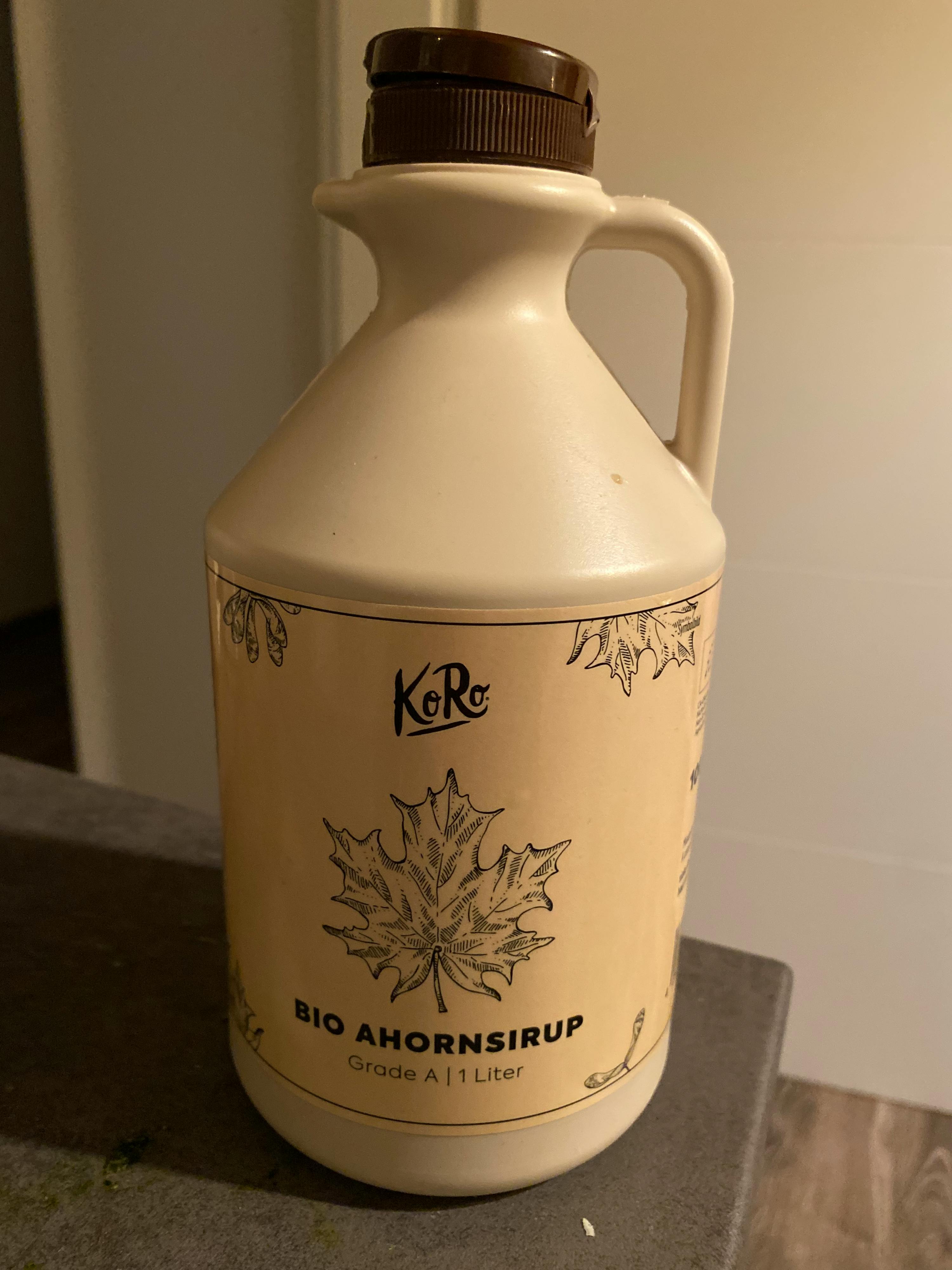 a bottle of bio ahornsirup is sitting on a counter