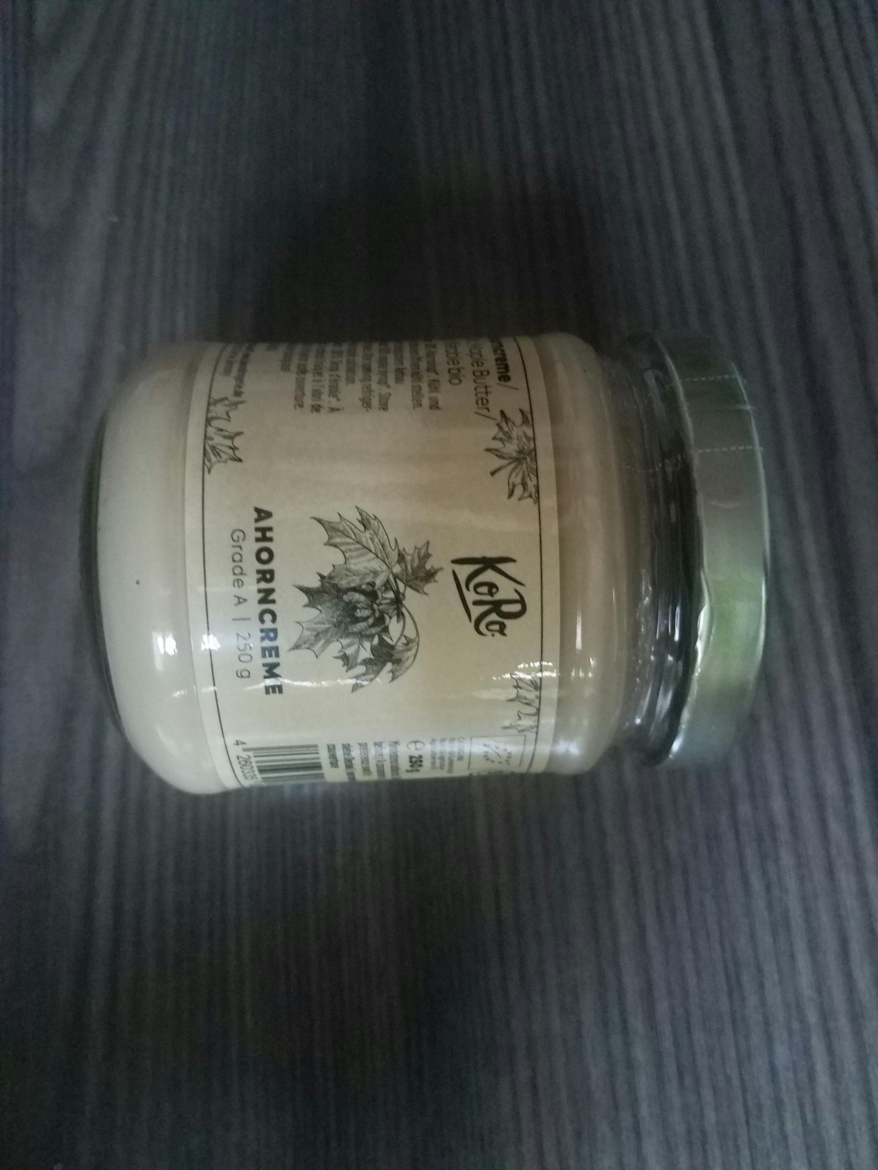 ein Glas ahorncreme steht auf einem Tisch