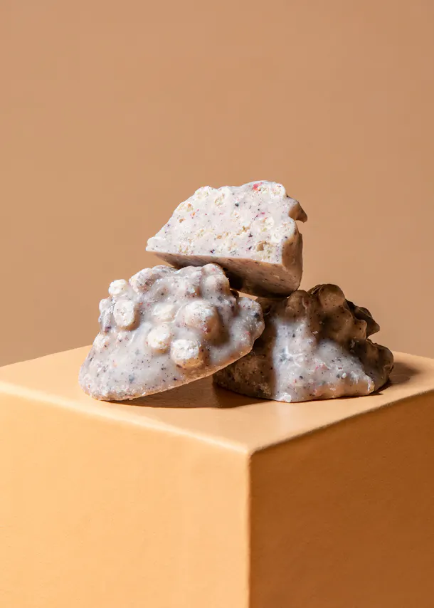 ein Stück Schokolade liegt auf einem gelben Block