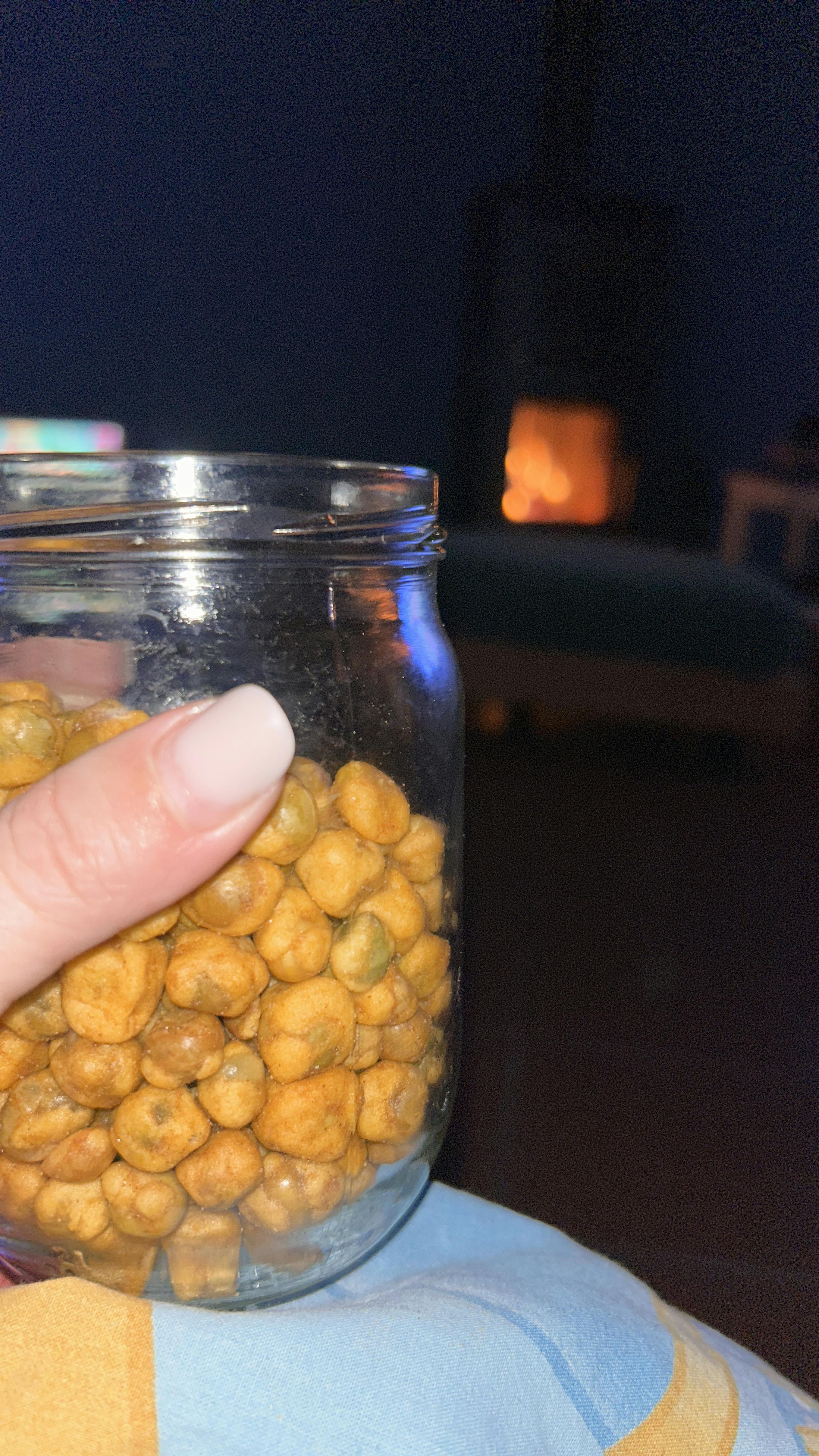 una persona tiene in mano un barattolo di ceci