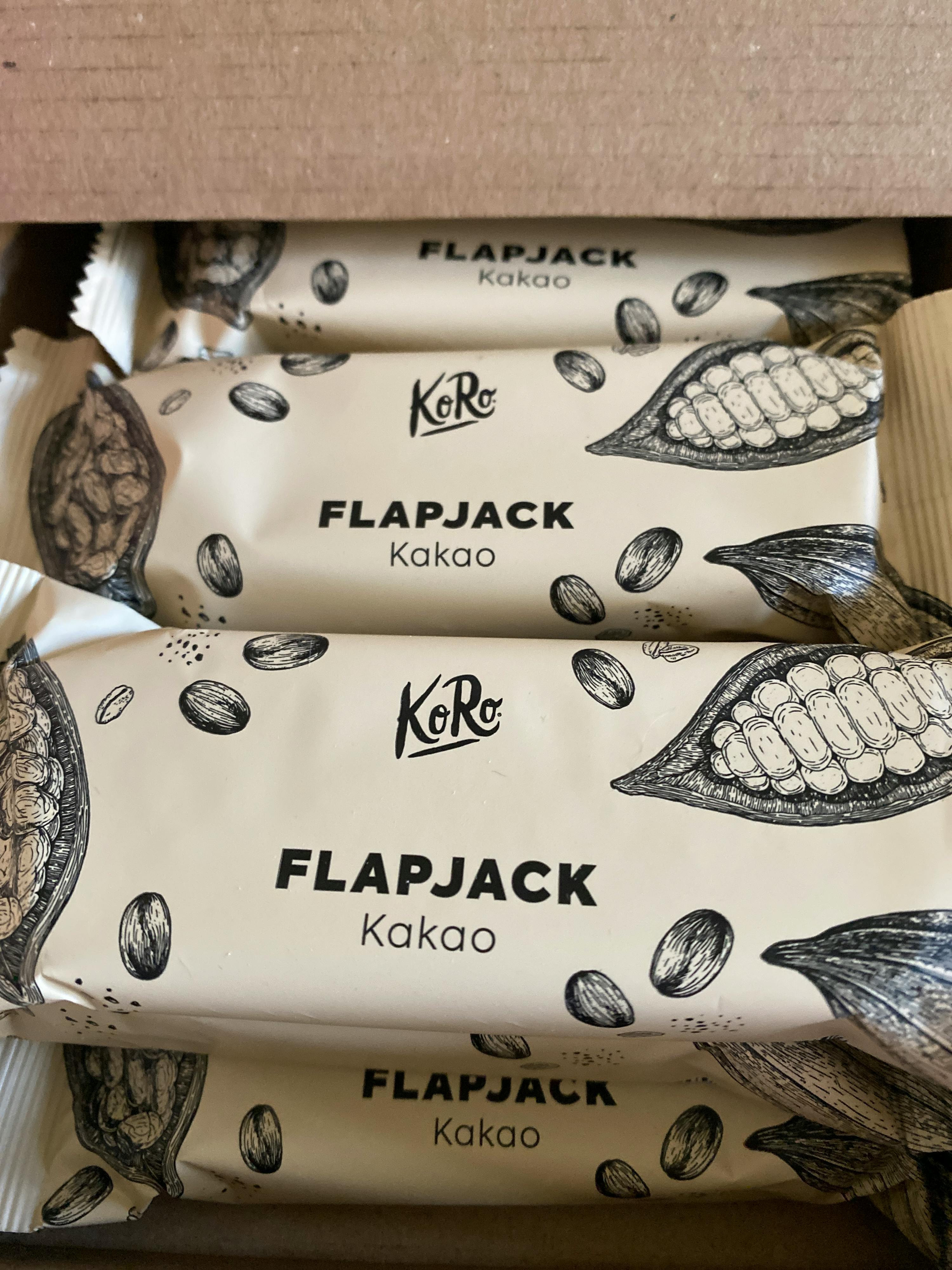un paquet de flapjack kakao est assis à l' intérieur d' une boîte en carton