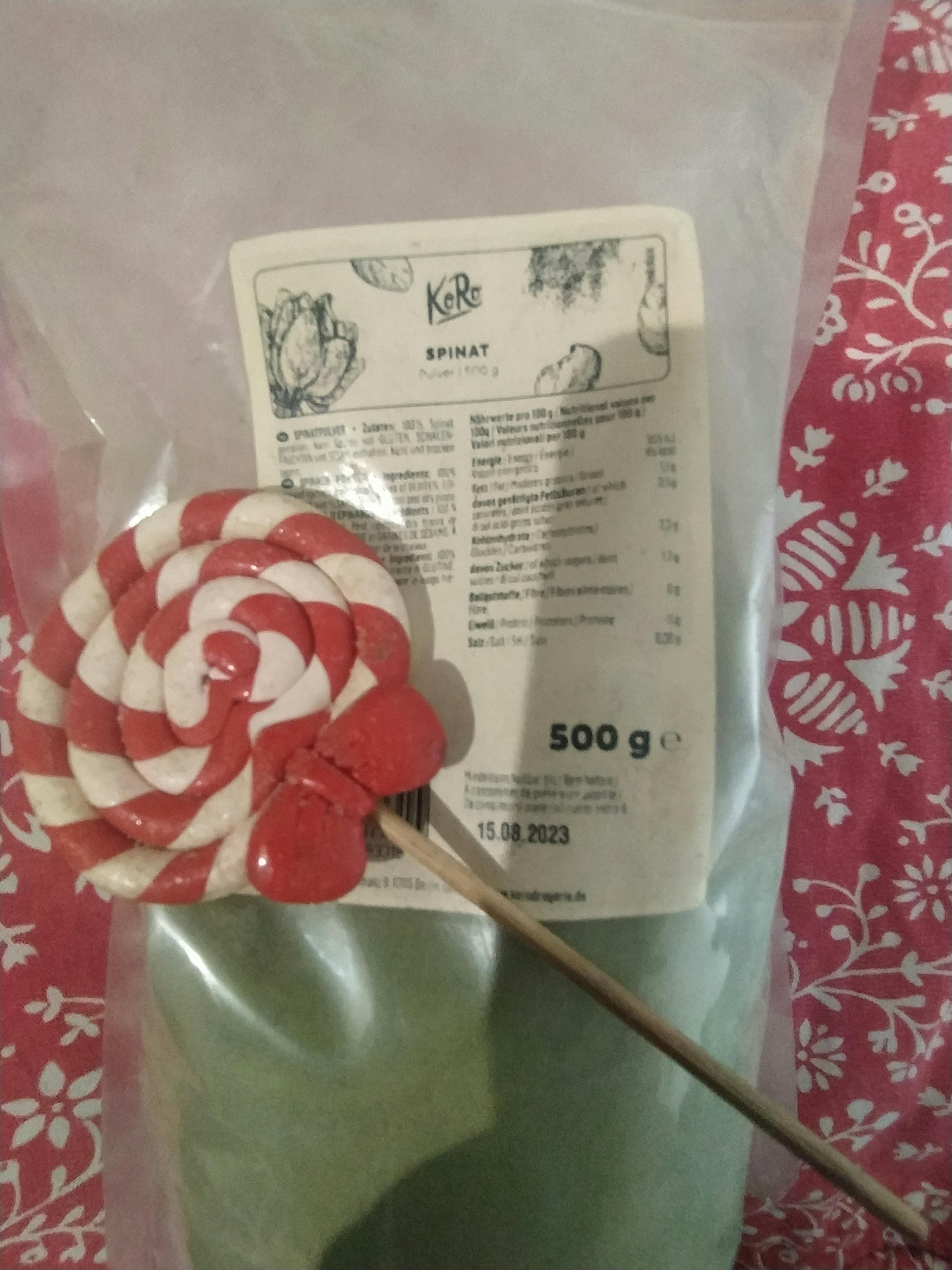 a red and white lollipop with a label that says 500g on it