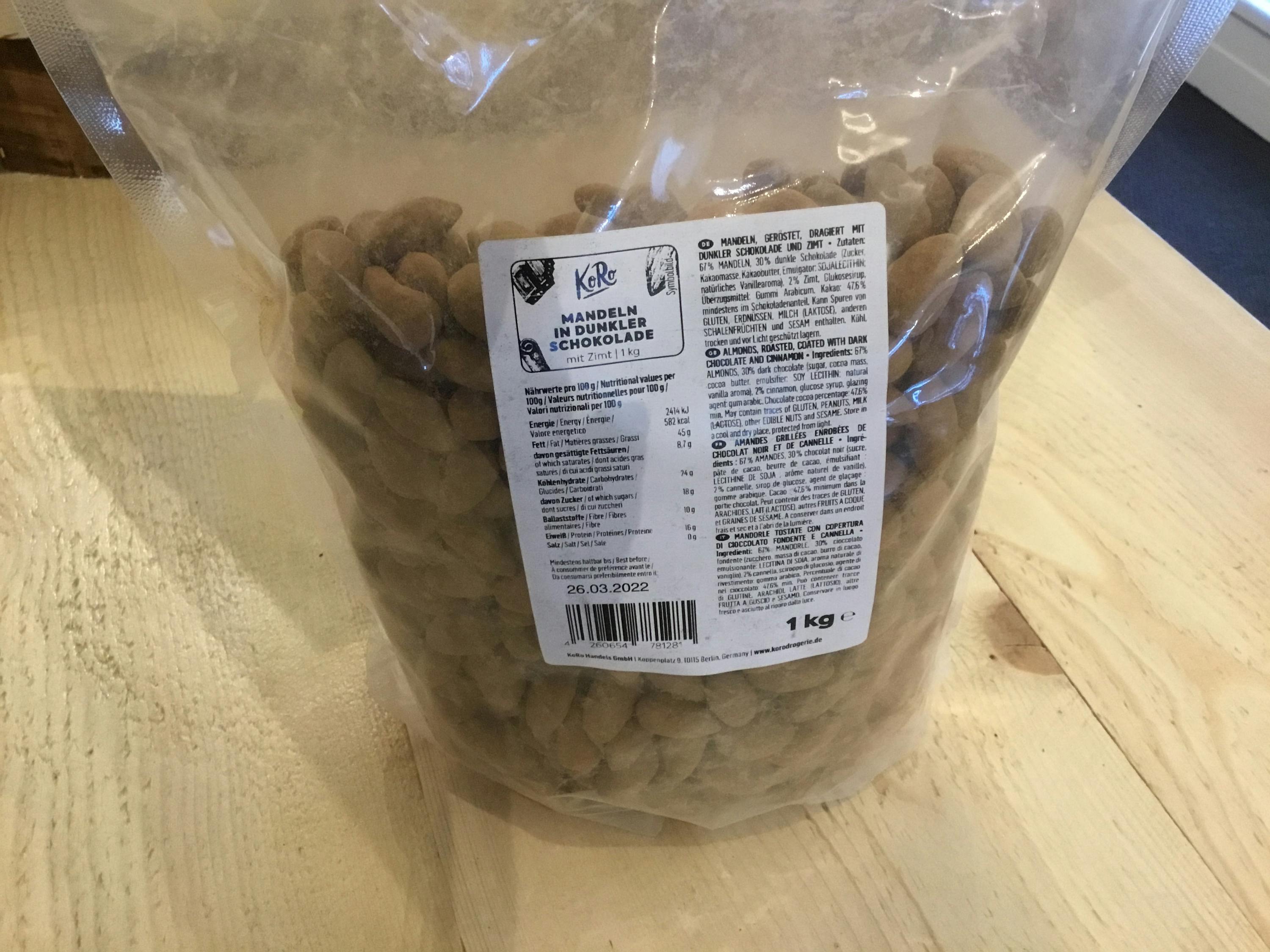 ein Plastikbeutel mit einem weißen Aufkleber auf der Rückseite steht auf einem Holztisch