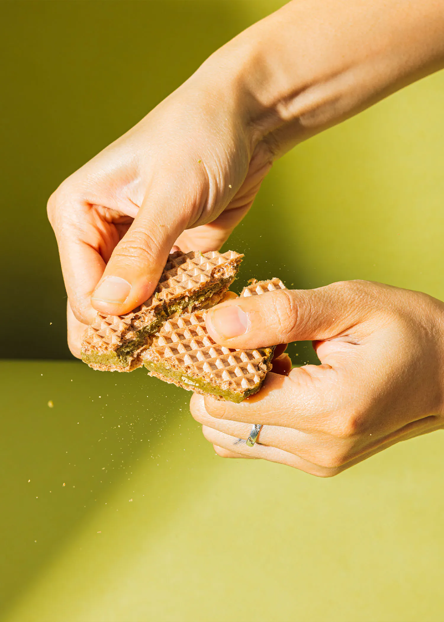 une personne prend une tranche de gaufre dans ses mains