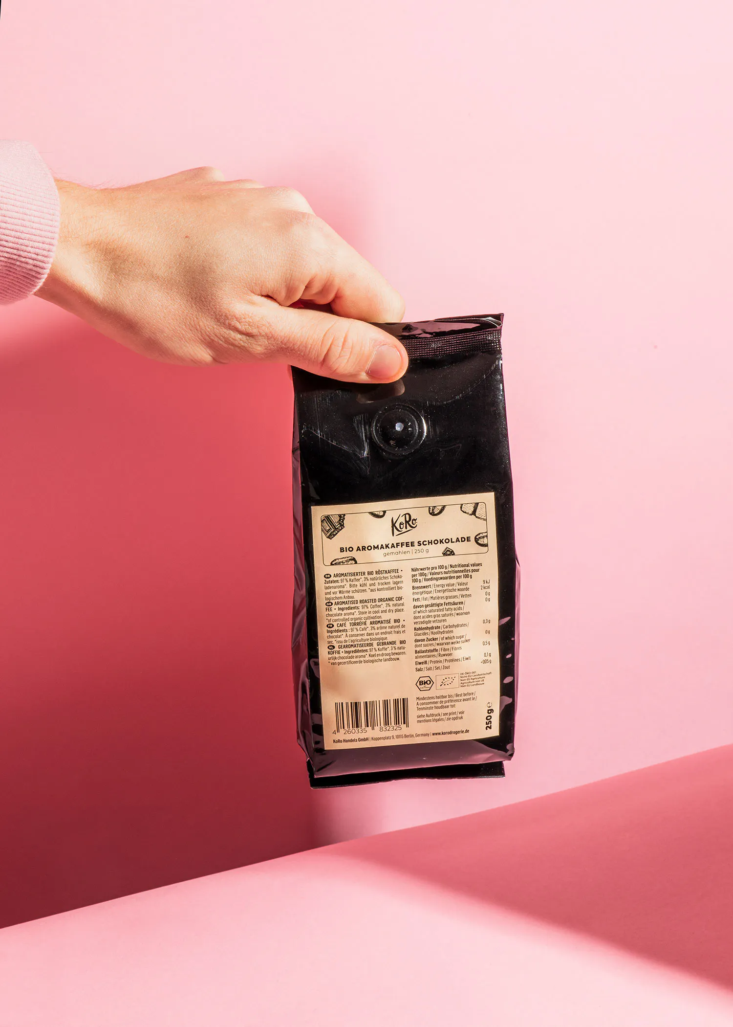 une personne tient un sac de café avec un étiquette à l' arrière