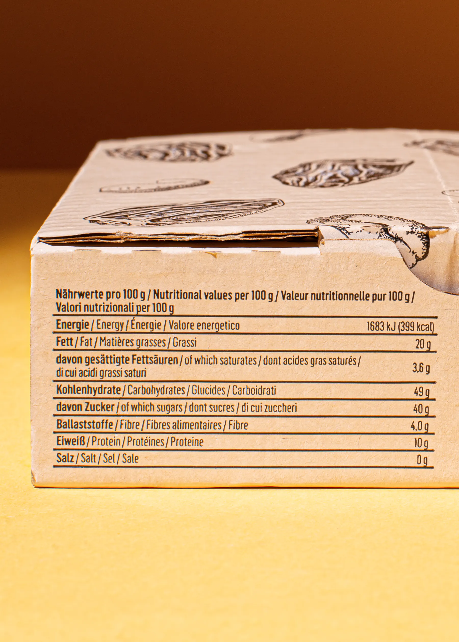 une boîte de nourriture avec des valeurs nutritionnelles pour 100 g