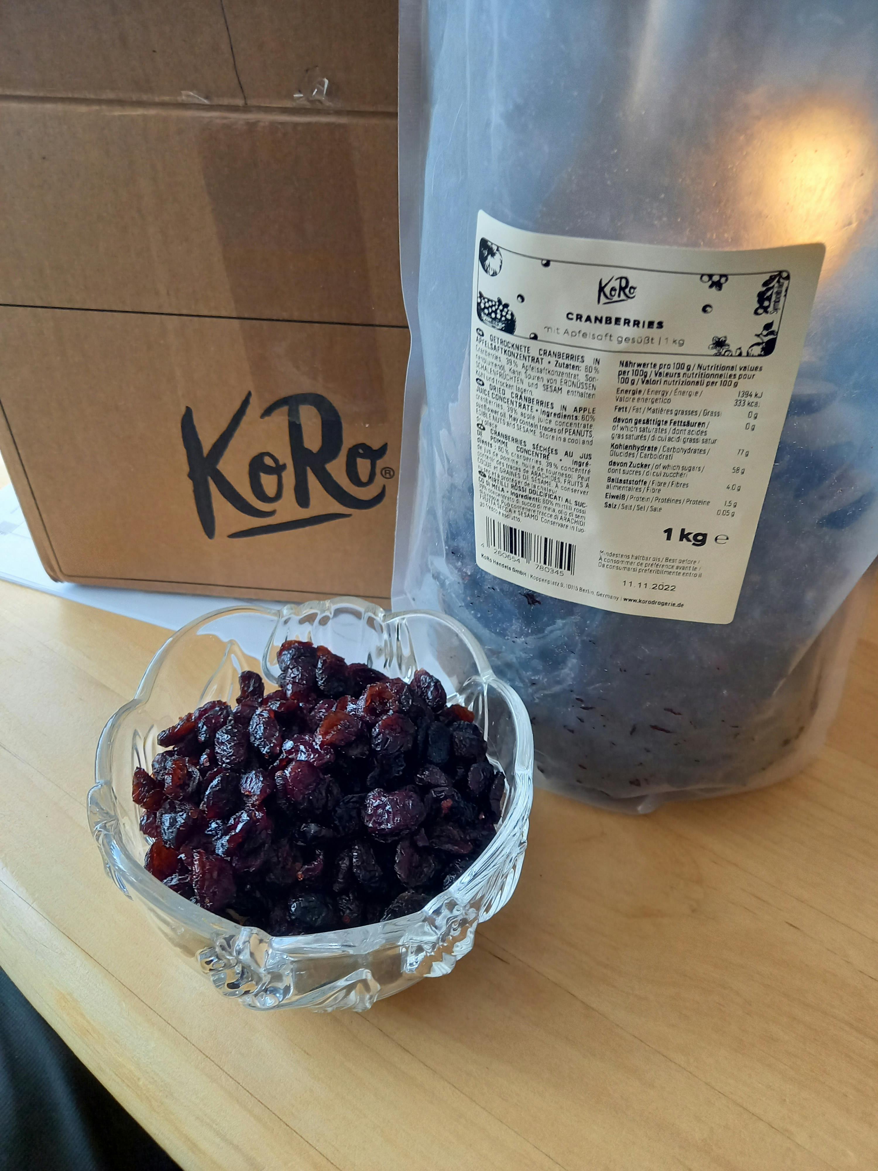 eine Tüte Kirschen steht neben einer Schüssel mit Kirschen