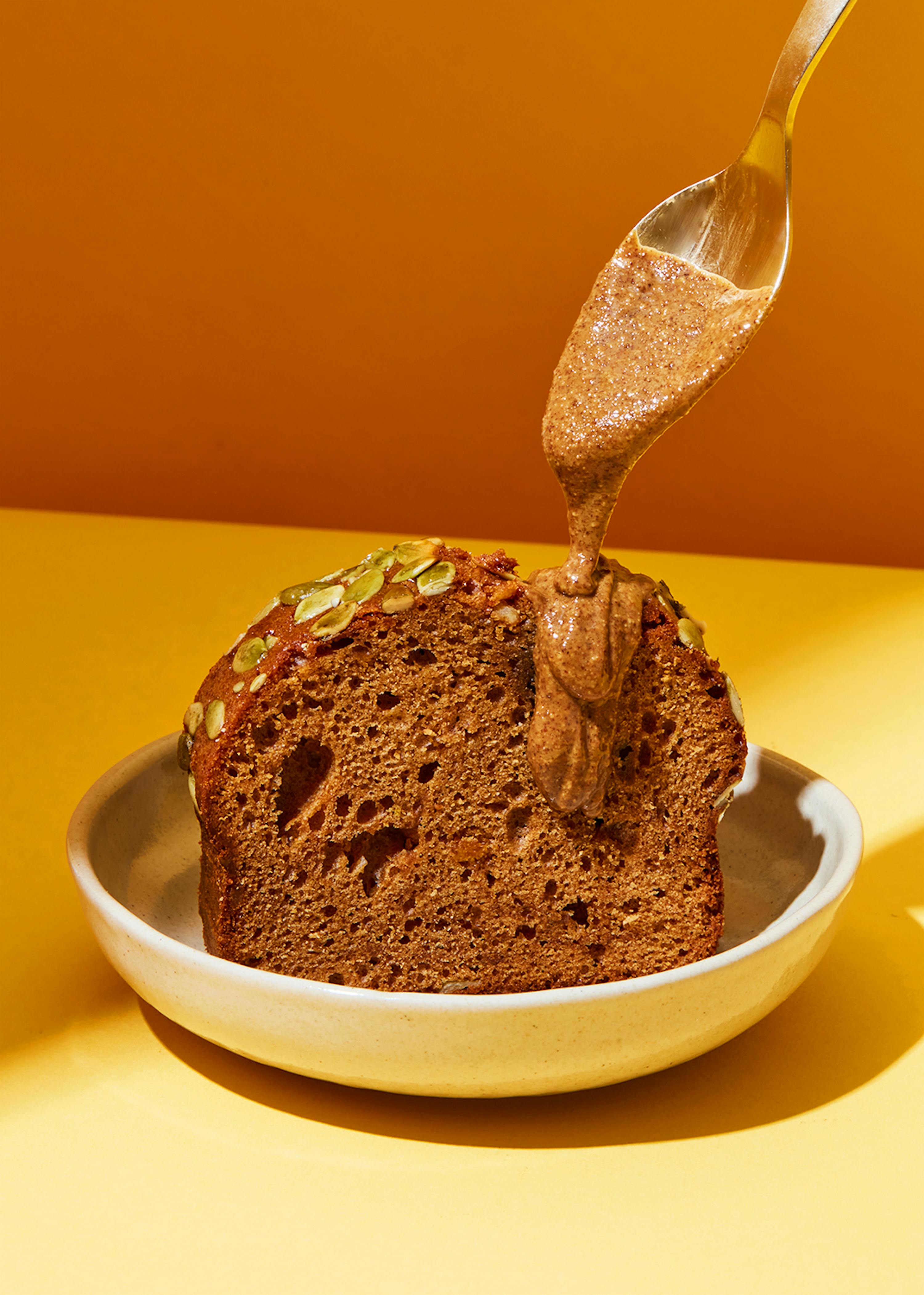 ein Stück Brot auf einem weißen Teller mit einem Löffel darin