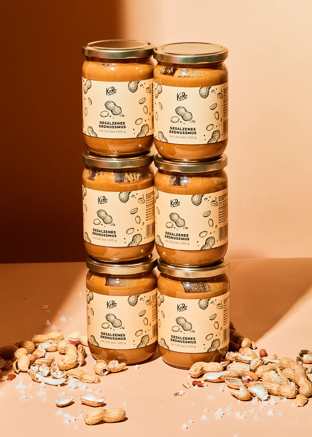 six pots de beurre d' arachide empilés les uns sur les autres
