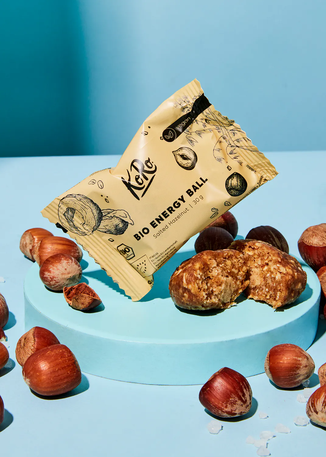 eine Kekse mit einem Stück genommen aus einer verpackten Kekse