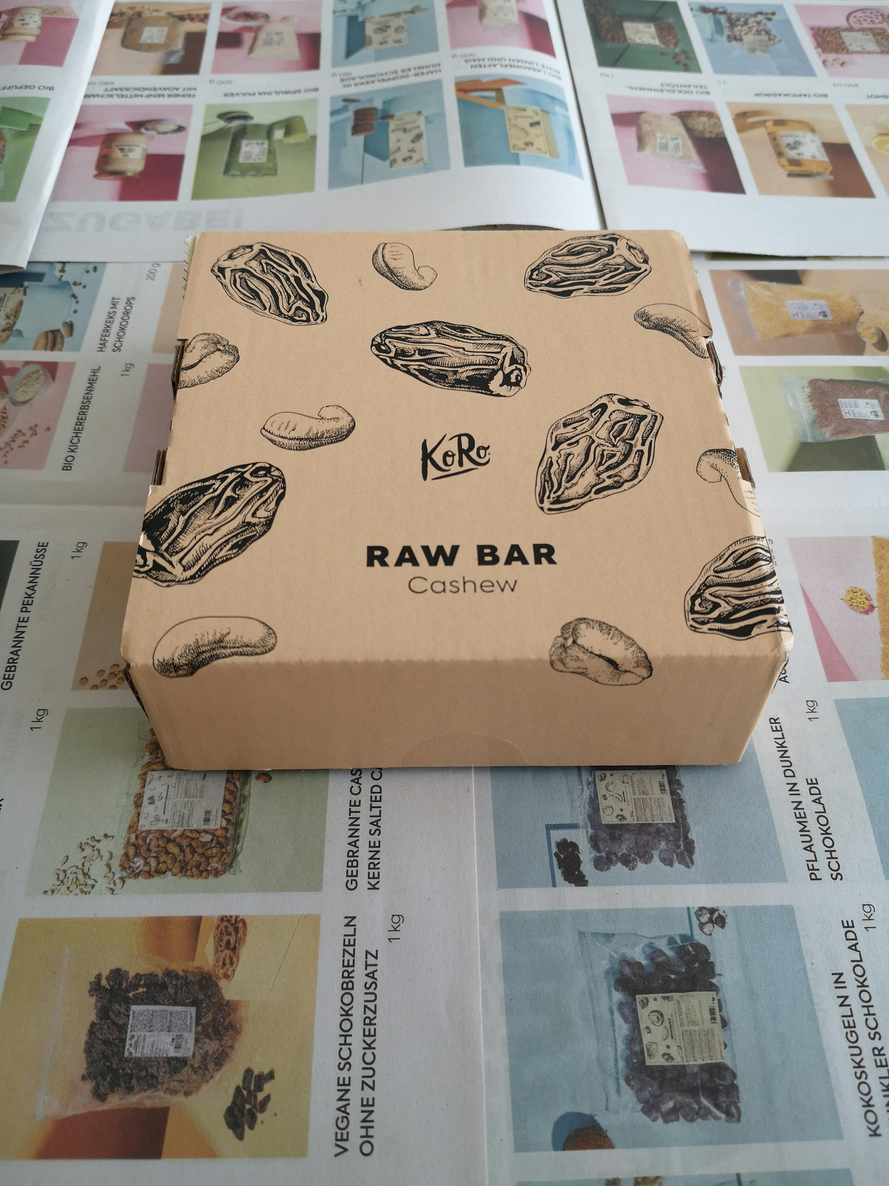 une boîte avec un dessin de noix de cajou sur le dessus