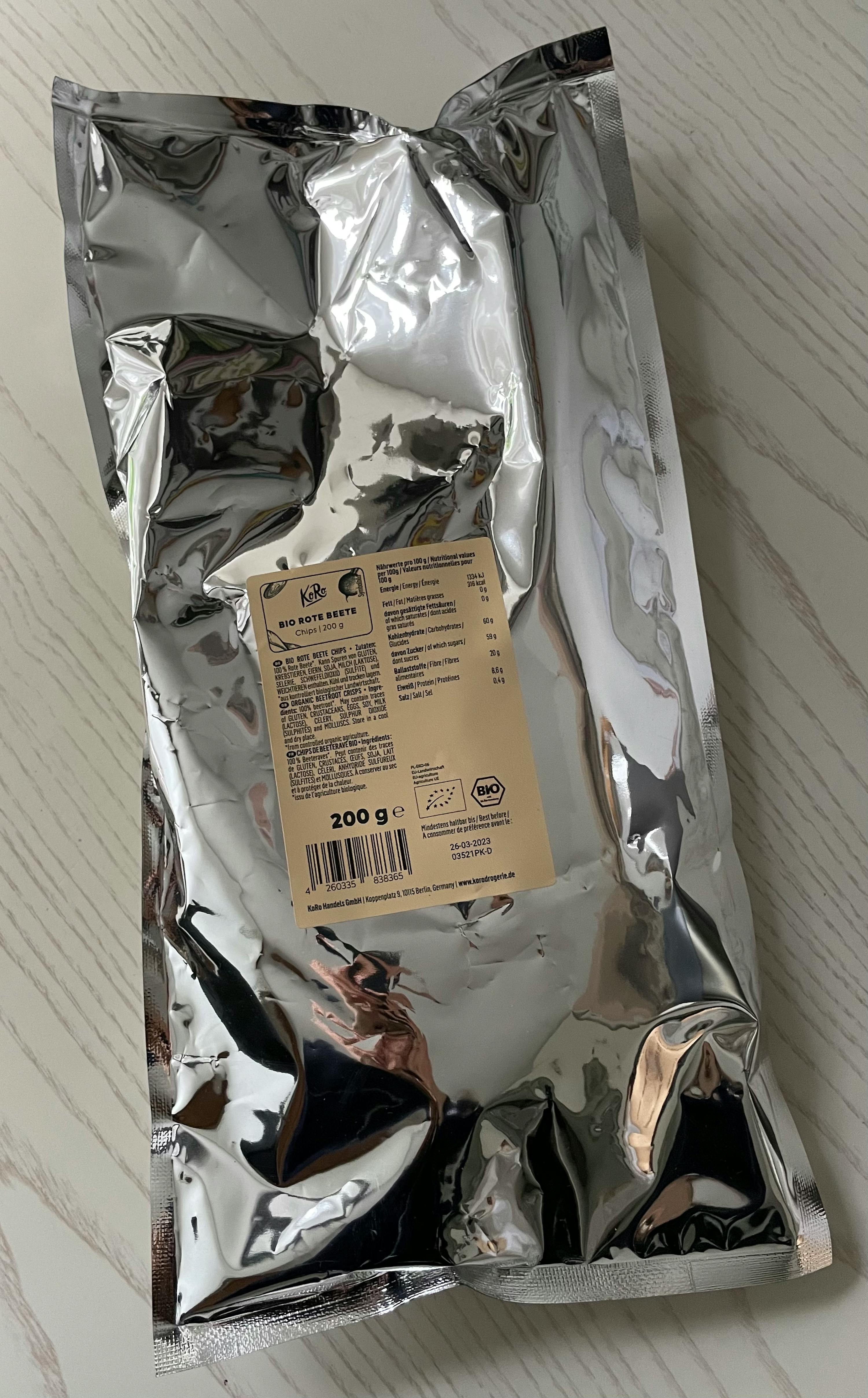 eine silberne Plastiktüte mit einer braunen Aufschrift auf der Rückseite