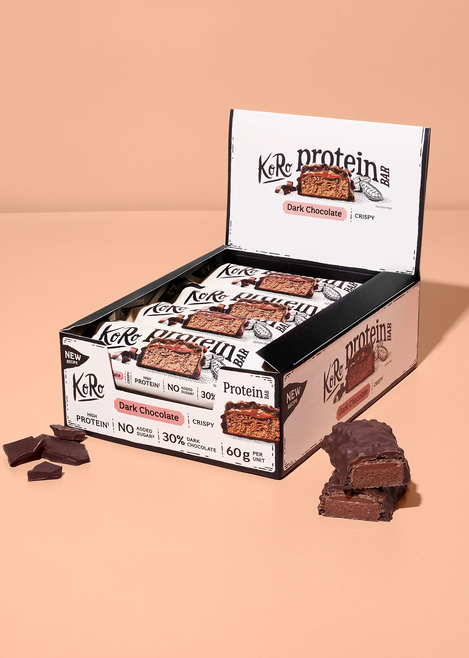 confezione aperta di barrette proteiche koro al cioccolato fondente con una barretta spezzata in primo piano e scaglie di cioccolato accanto.