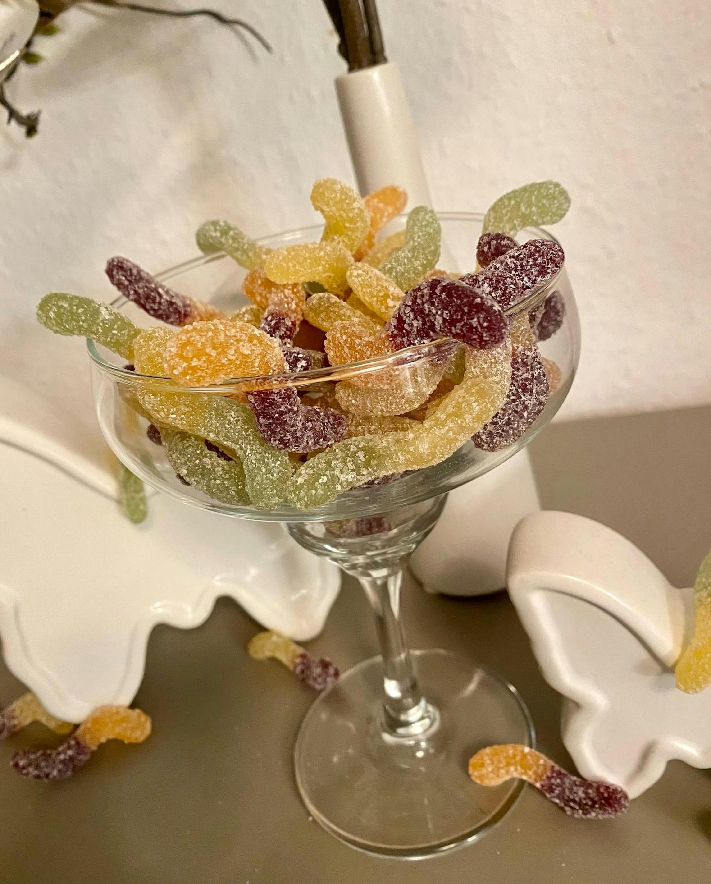 ein Glas mit einem Haufen Gummiwürmer in verschiedenen Geschmacksrichtungen