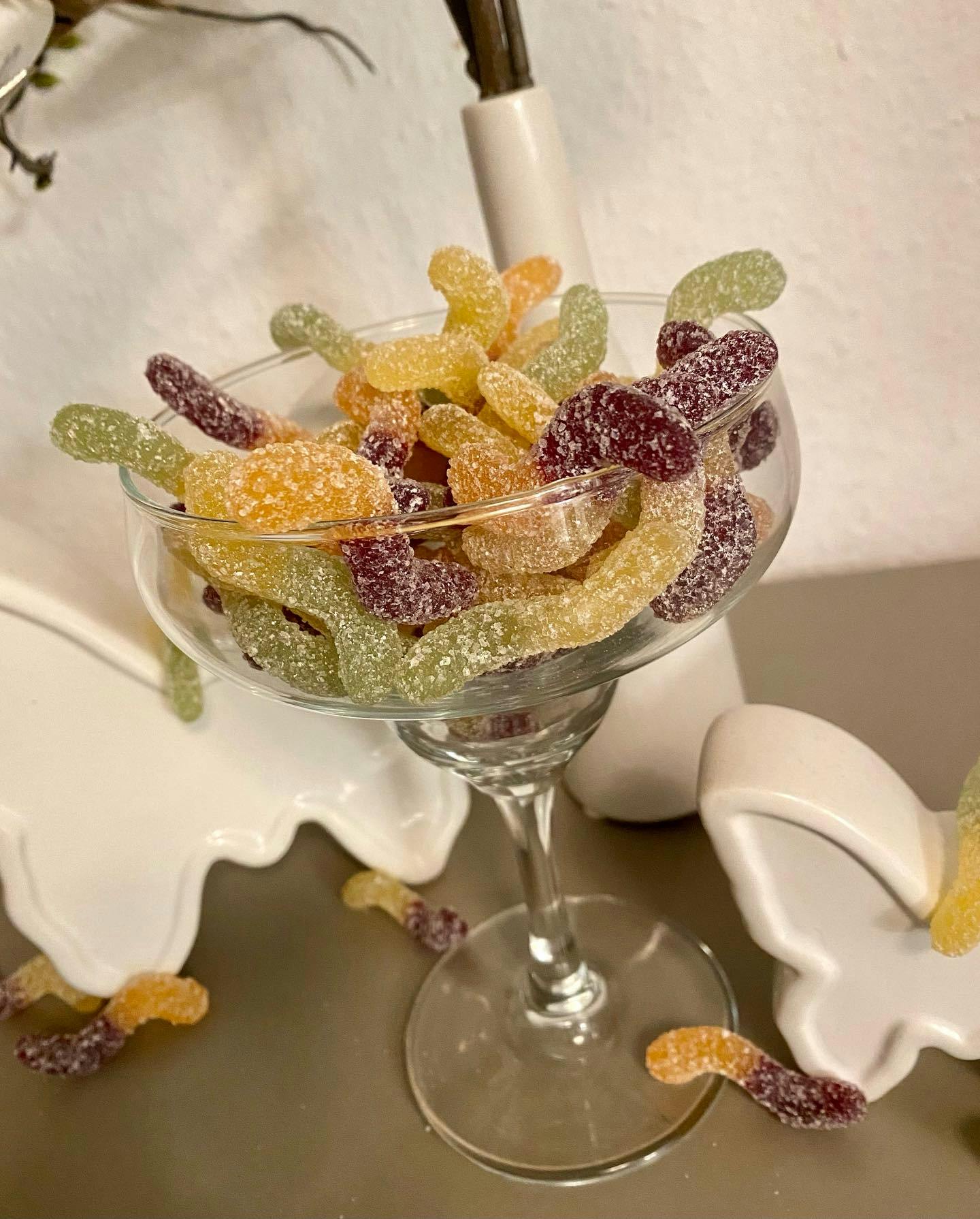 un bicchiere di martini pieno di caramelle gommose colorate