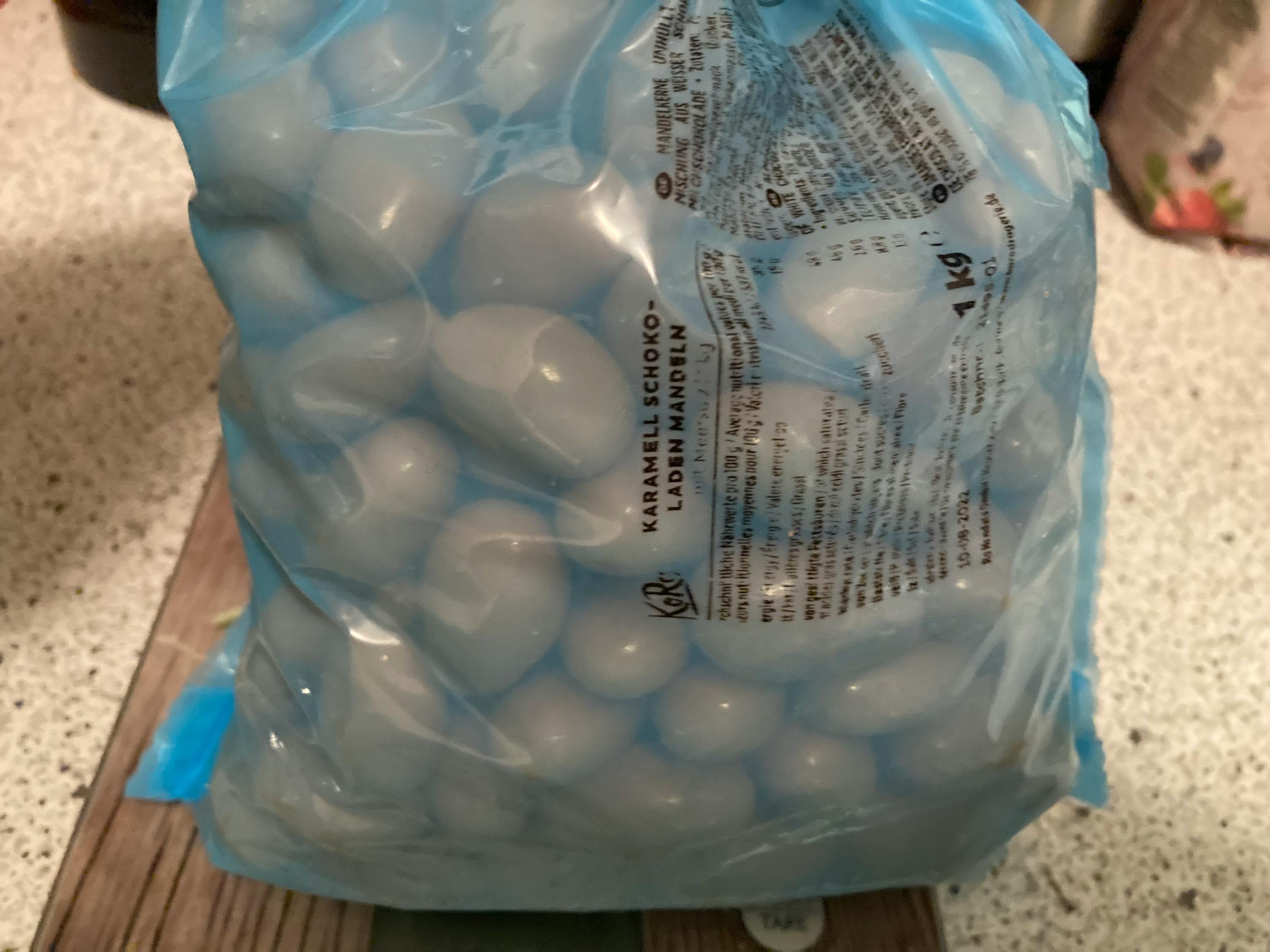 un sac bleu de caramels au chocolat est posé sur une table