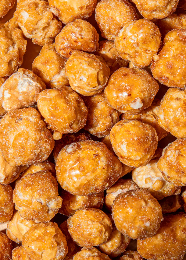 ein Haufen karamellisierte Erdnüsse mit Zuckerkruste