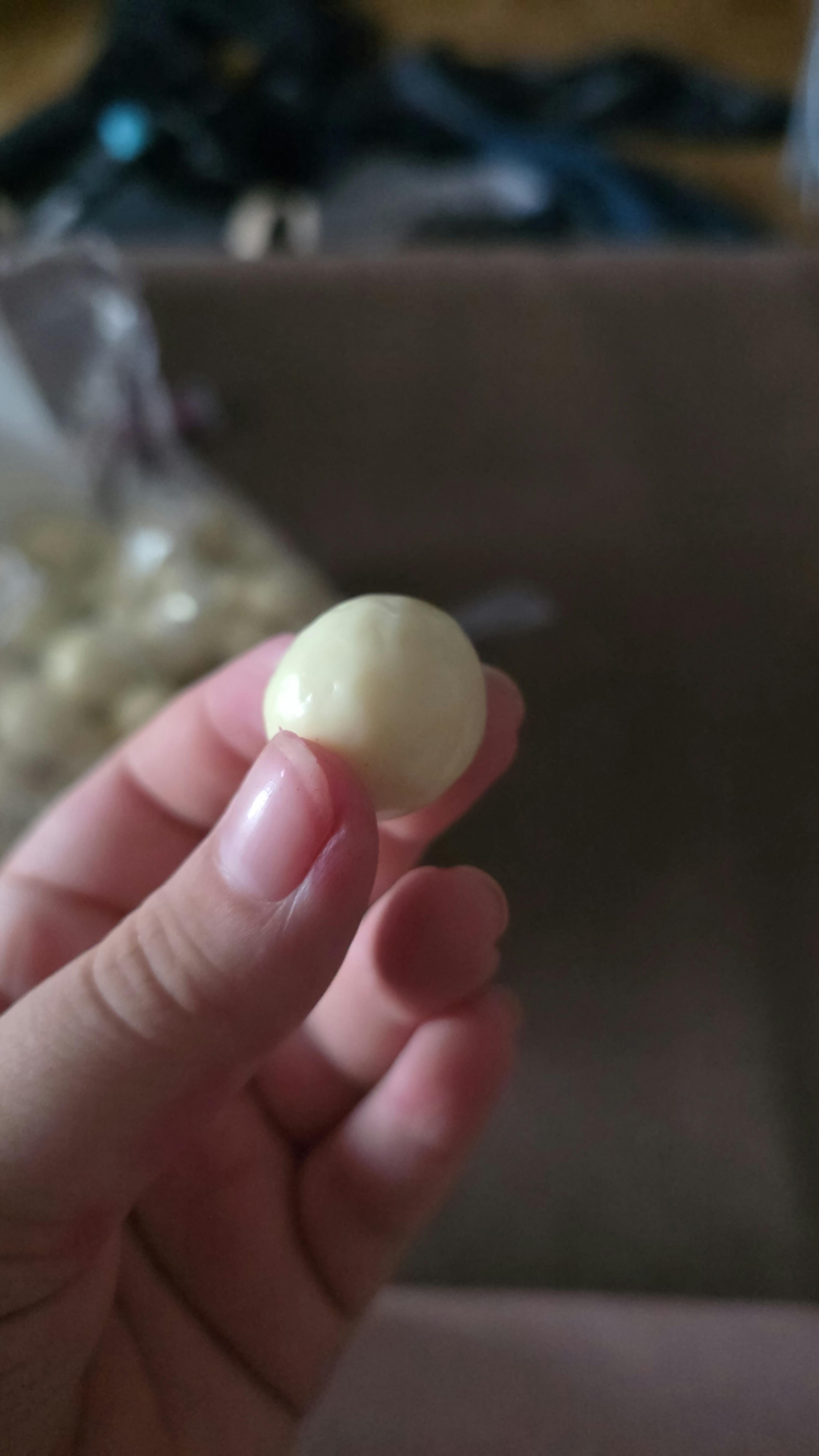 eine Person hält eine weiße Kugel in ihrer Hand