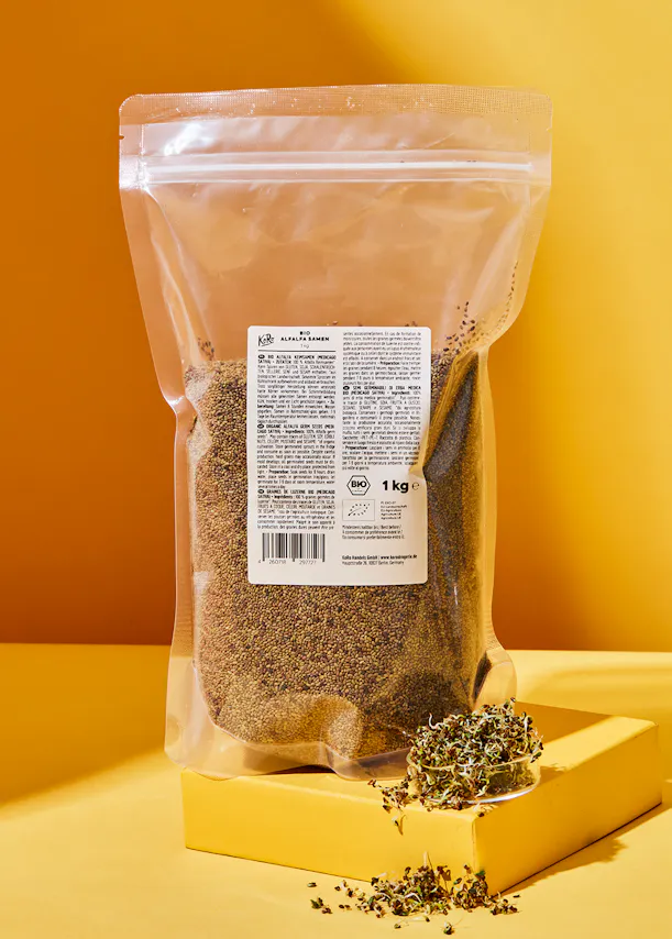 eine Plastiktüte mit einem Gewicht von 1 kg steht auf einem gelben Tisch