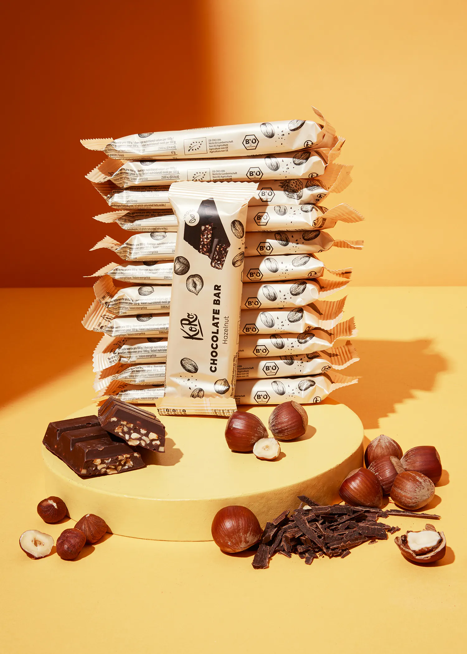 un mucchio di barrette di cioccolato sono impilate una sopra l' altra