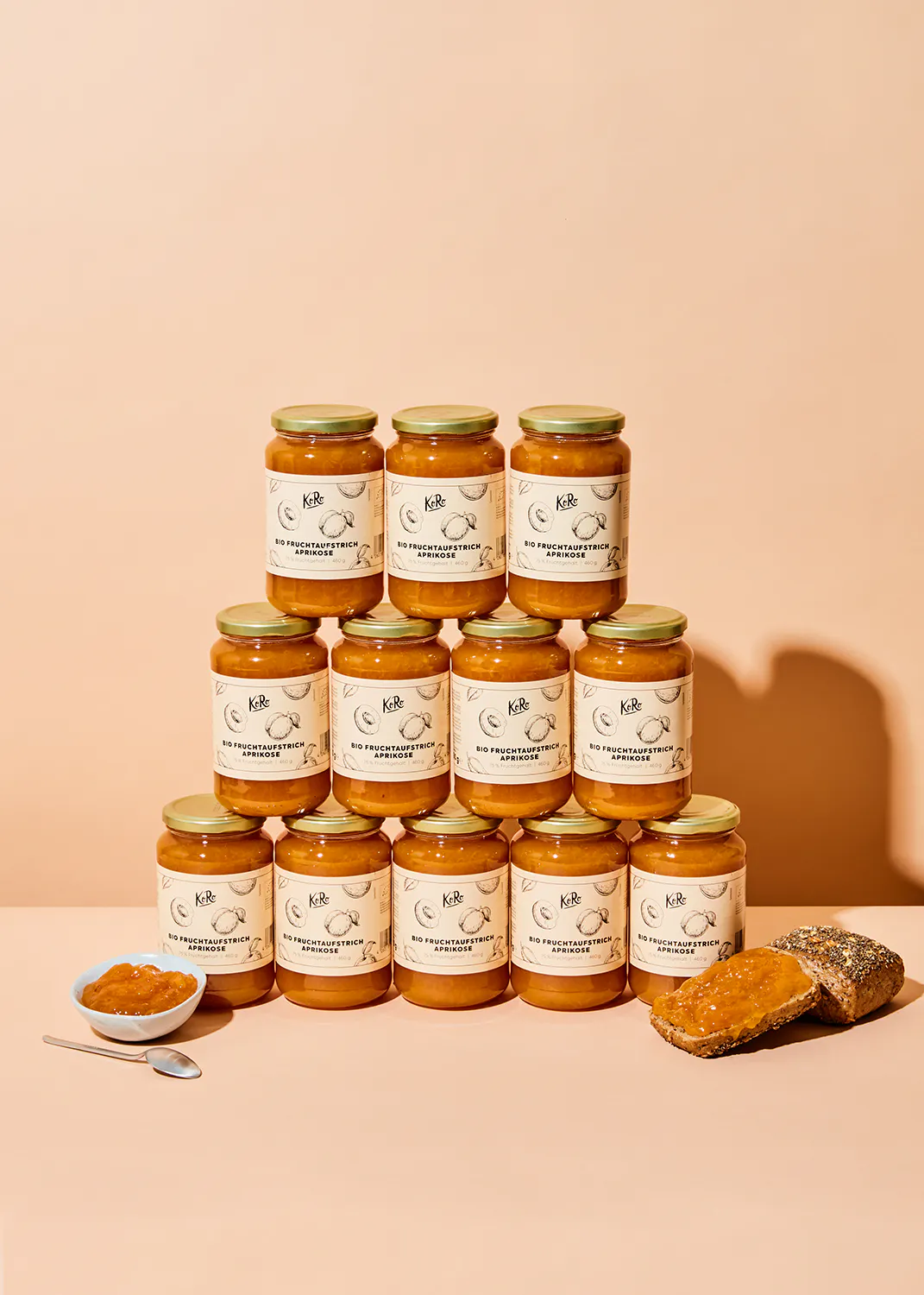 eine Reihe von Gläsern mit der Aufschrift kb auf ihnen