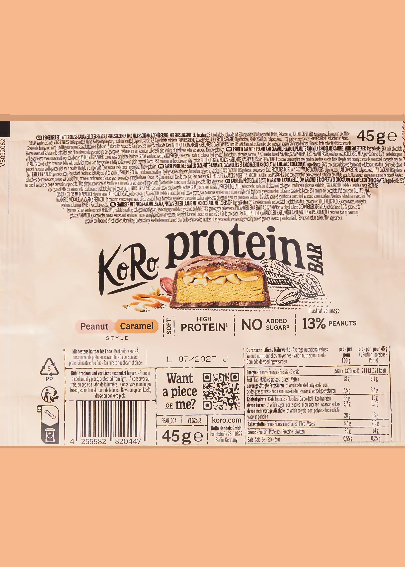 une barre protéinée koro saveur cacahuète-caramel, coupée en deux, révélant ses couches de caramel, de cacahuètes et de base protéinée, enrobée de chocolat.