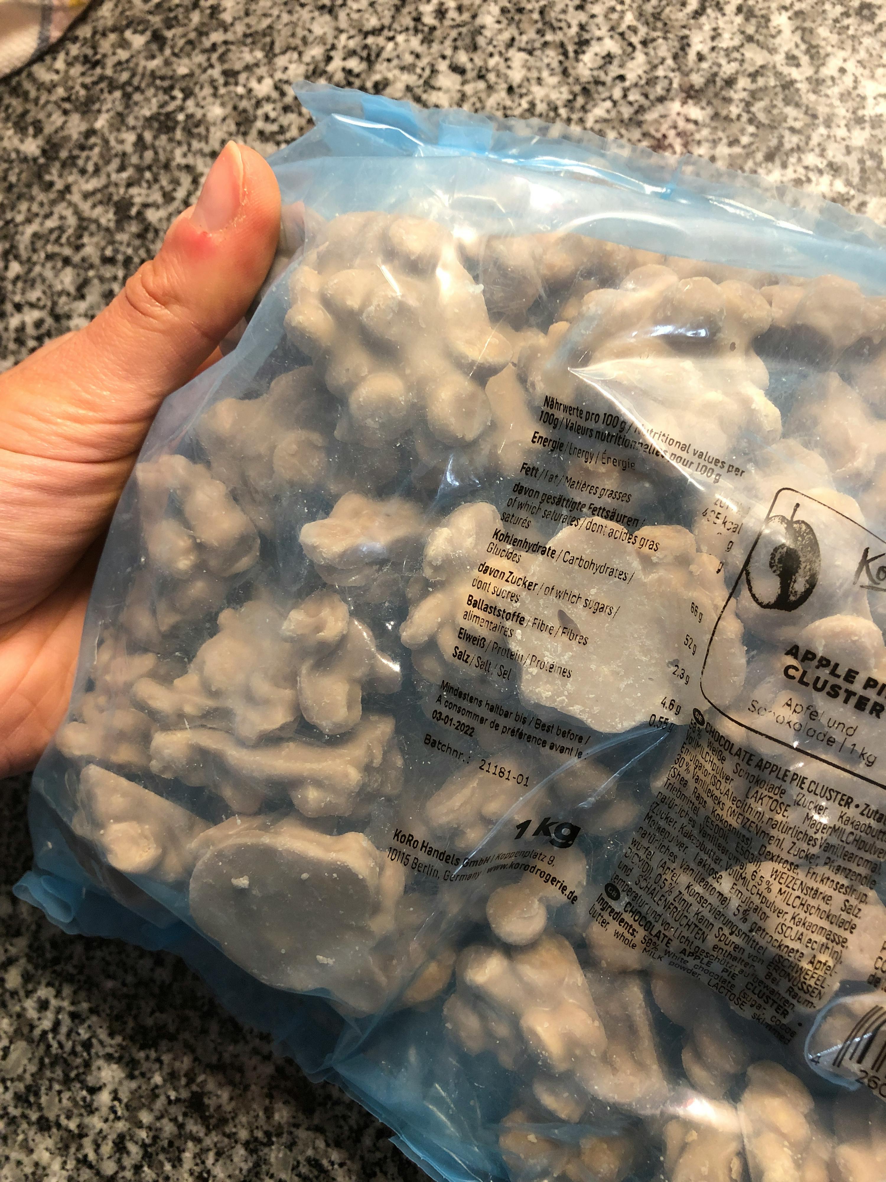 une personne tient un sac de nourriture avec une étiquette indiquant les ingrédients