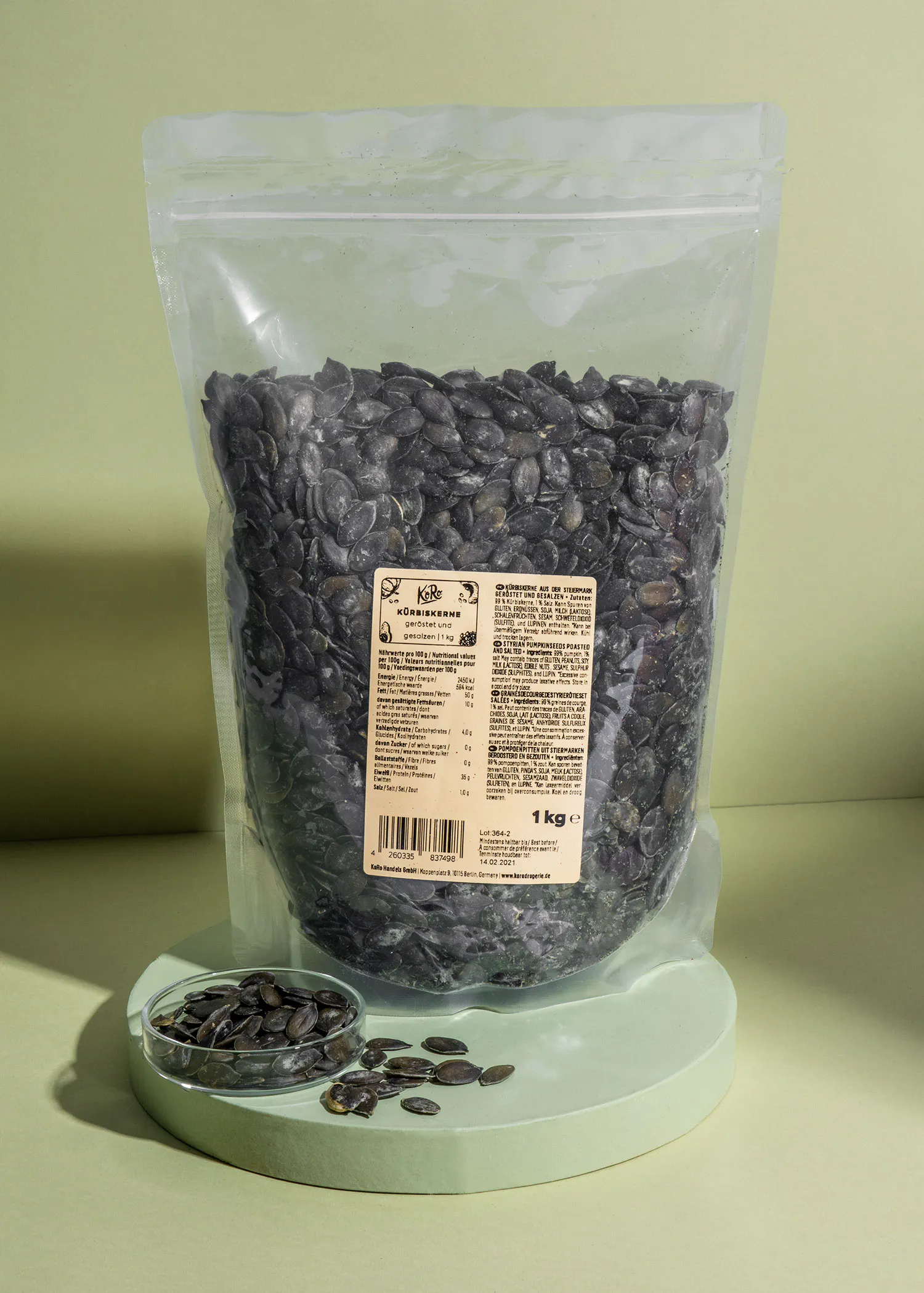 un sac de graines de citrouille est assis sur une table verte