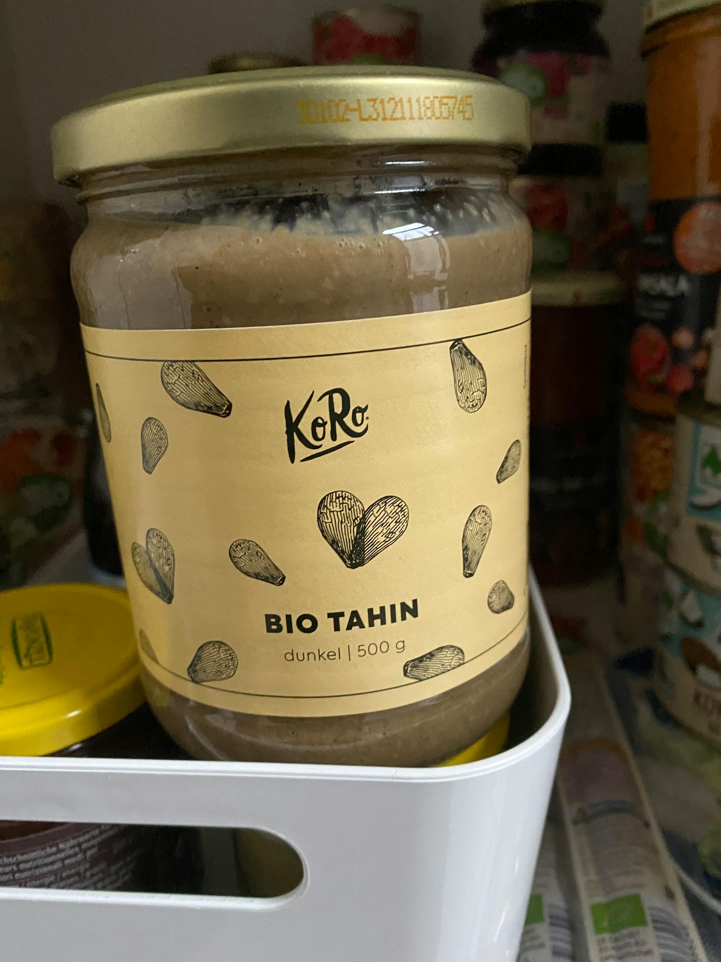 un bocal de tahin bio est posé sur une étagère blanche