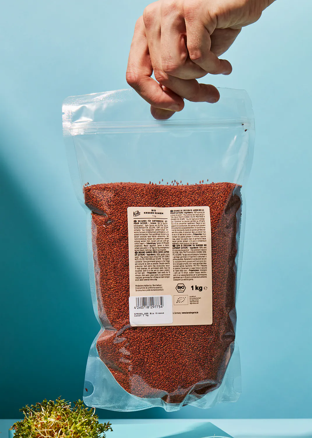 eine Person hält einen Plastikbeutel mit roten Bohnen darin