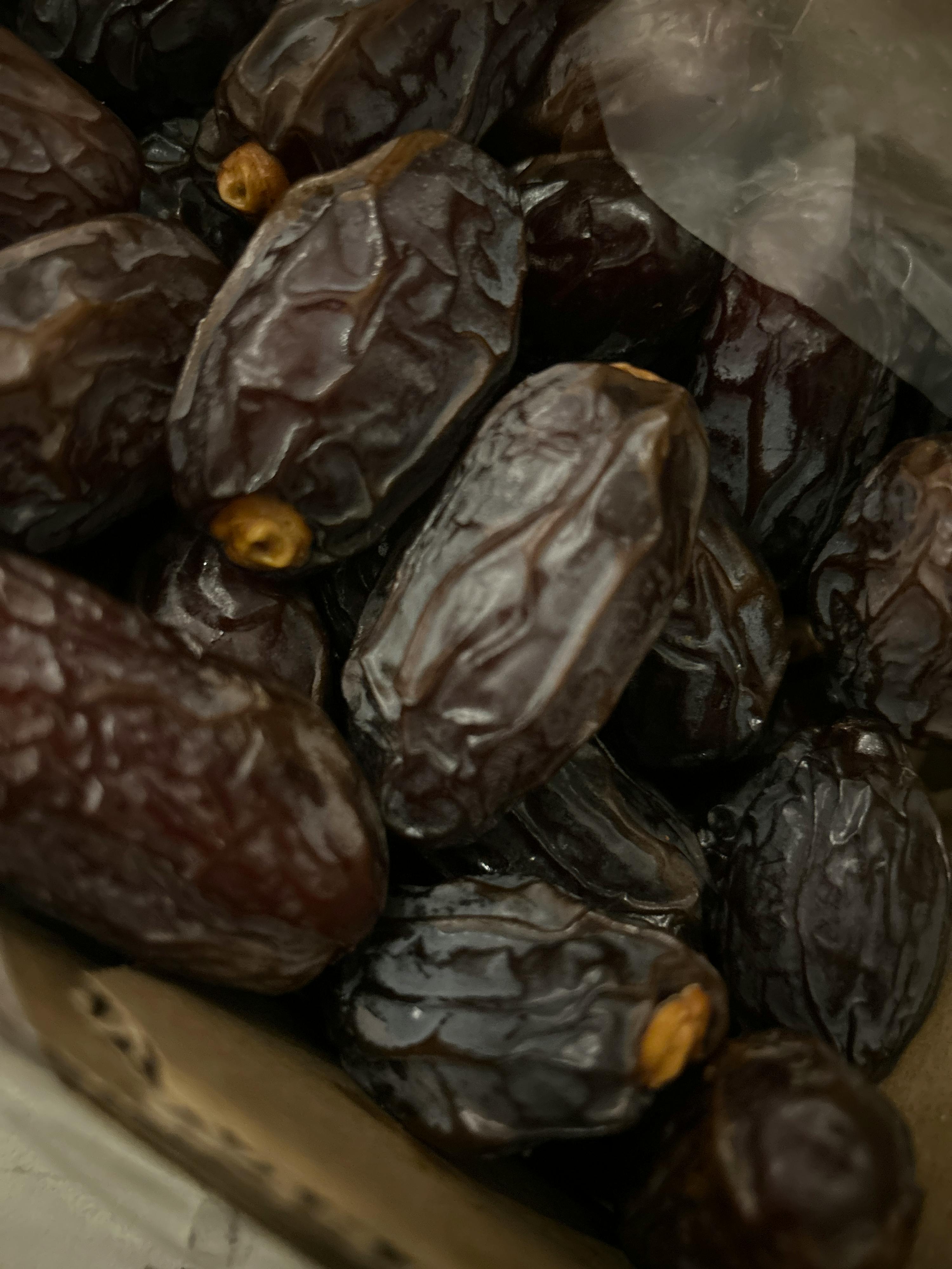 un primo piano di una pila di datteri neri