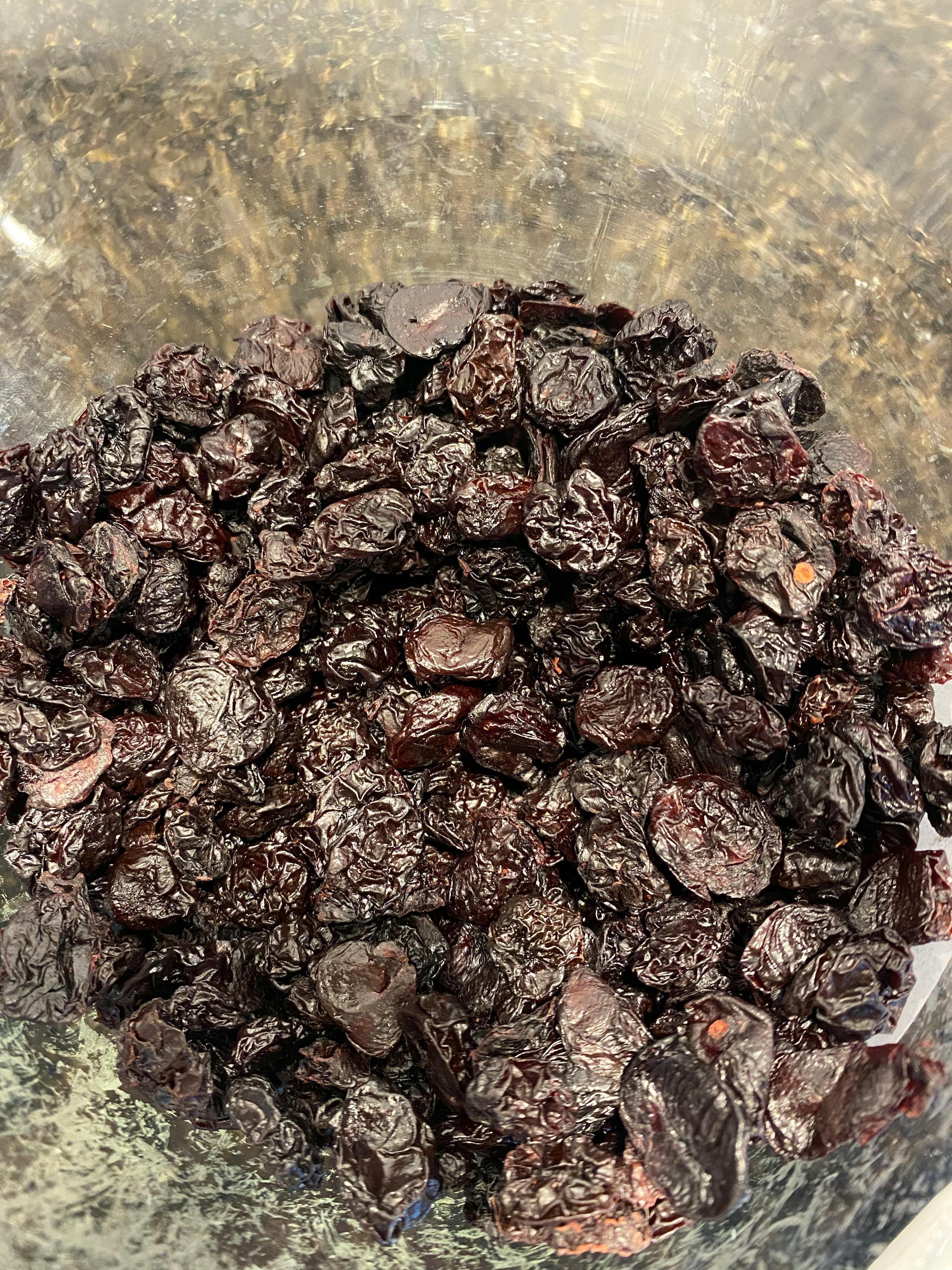 un gros plan d' un tas de raisins secs