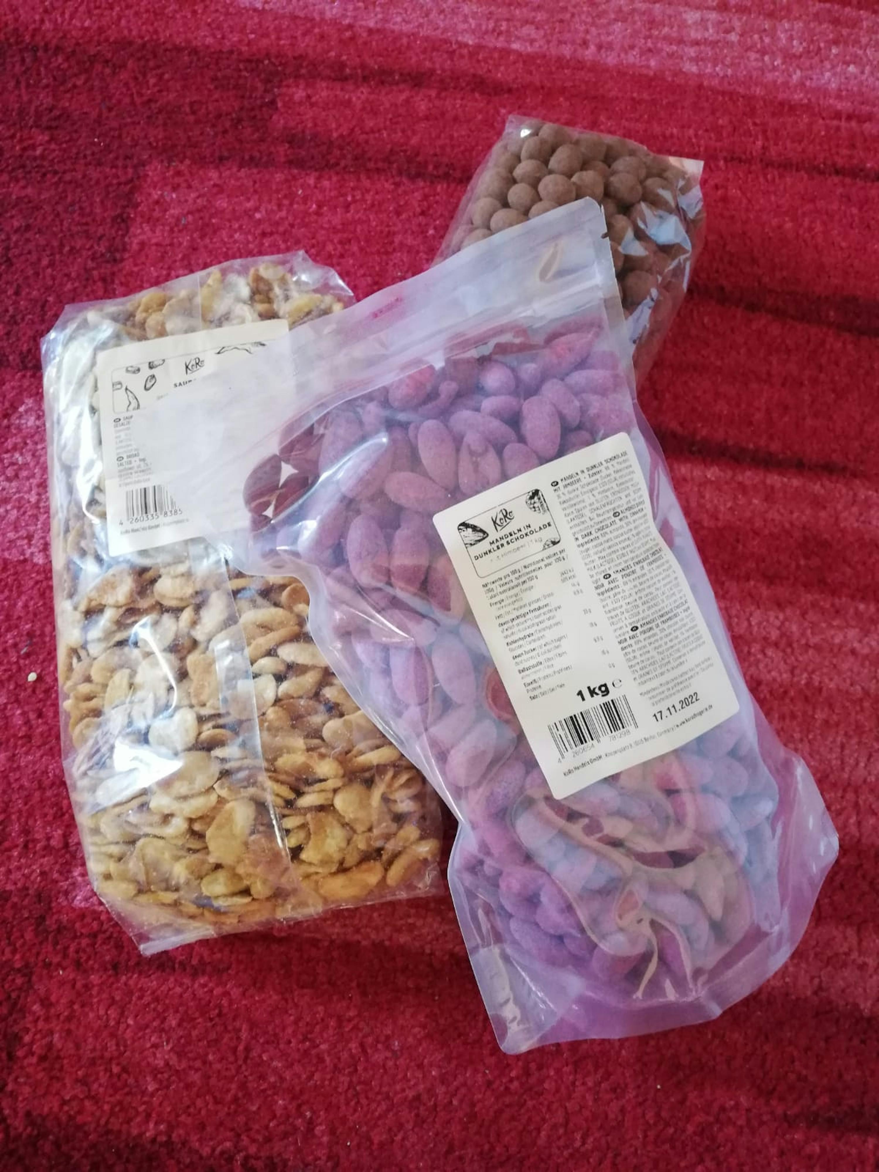 drei Plastiktüten liegen nebeneinander auf einem Teppich