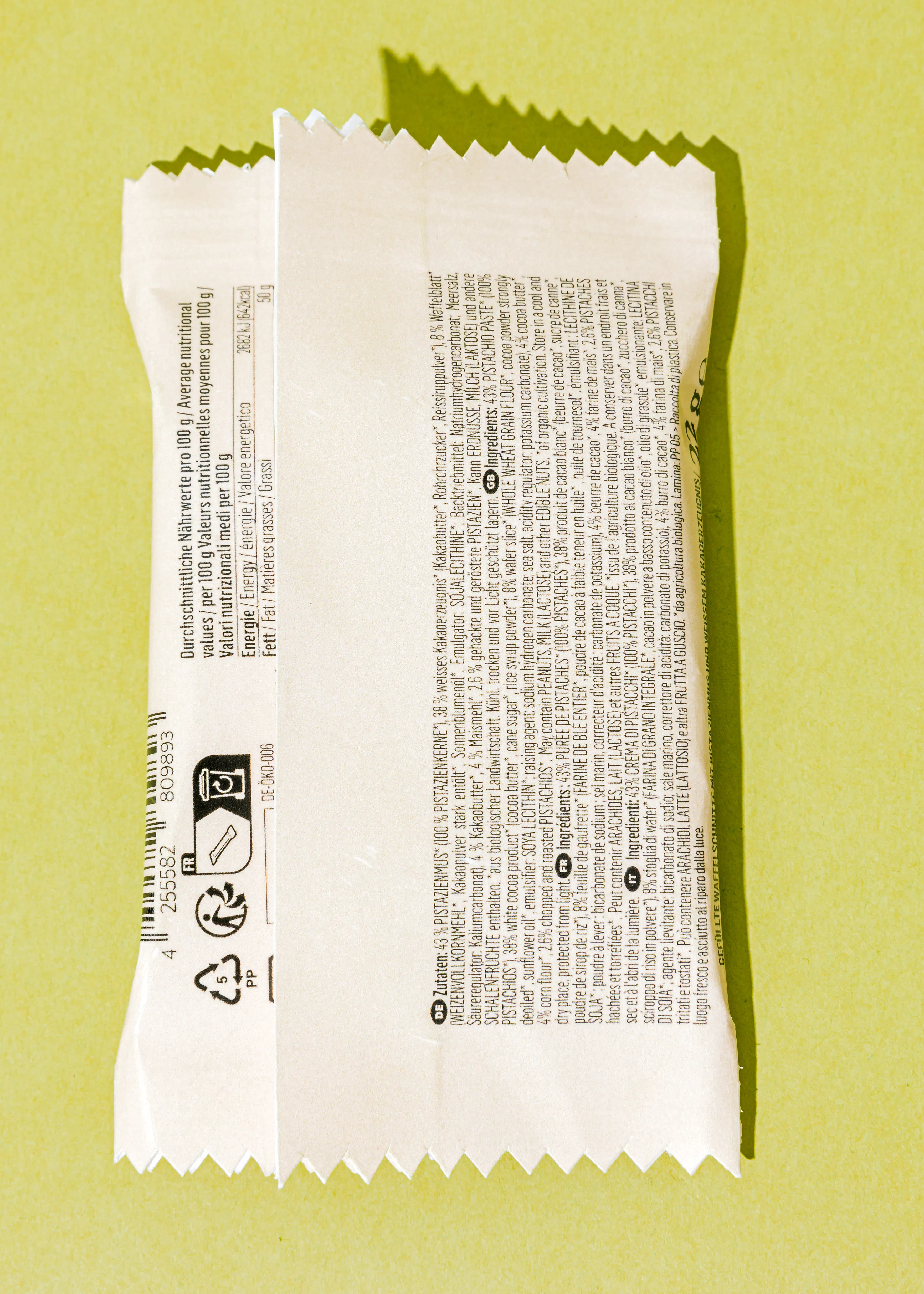 l' arrière de l' emballage d' une barre de chocolat avec les ingrédients