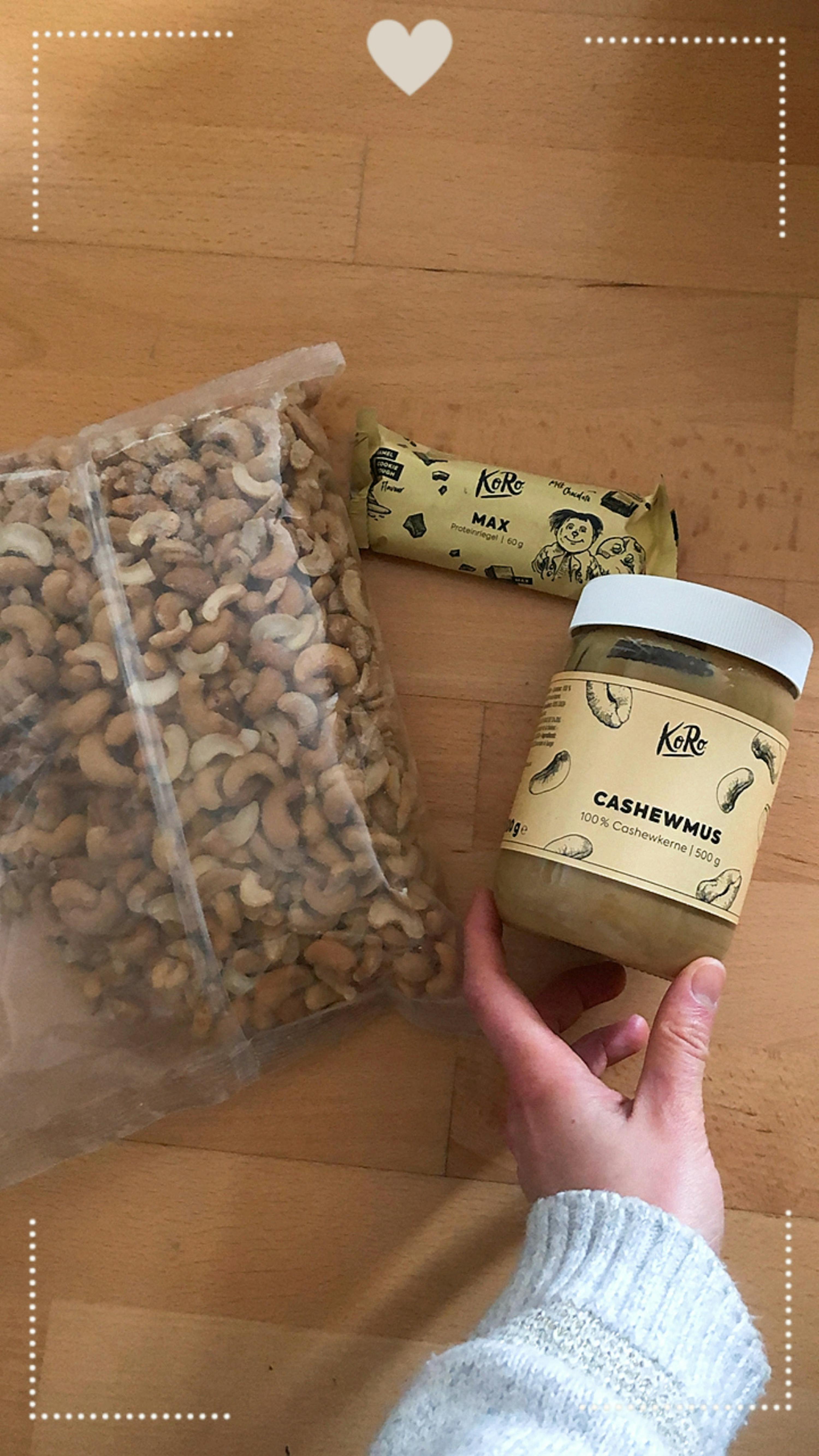 eine Person hält eine Dose Cashewmus in der Hand