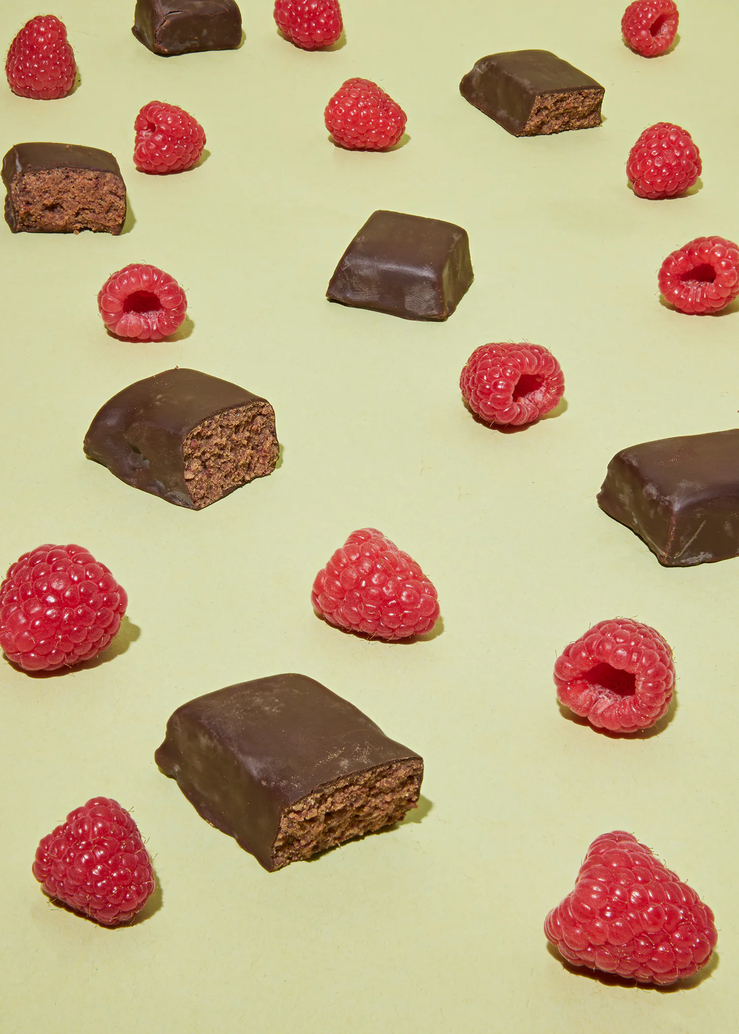 Schokoladenriegel und Himbeeren auf einem Tisch