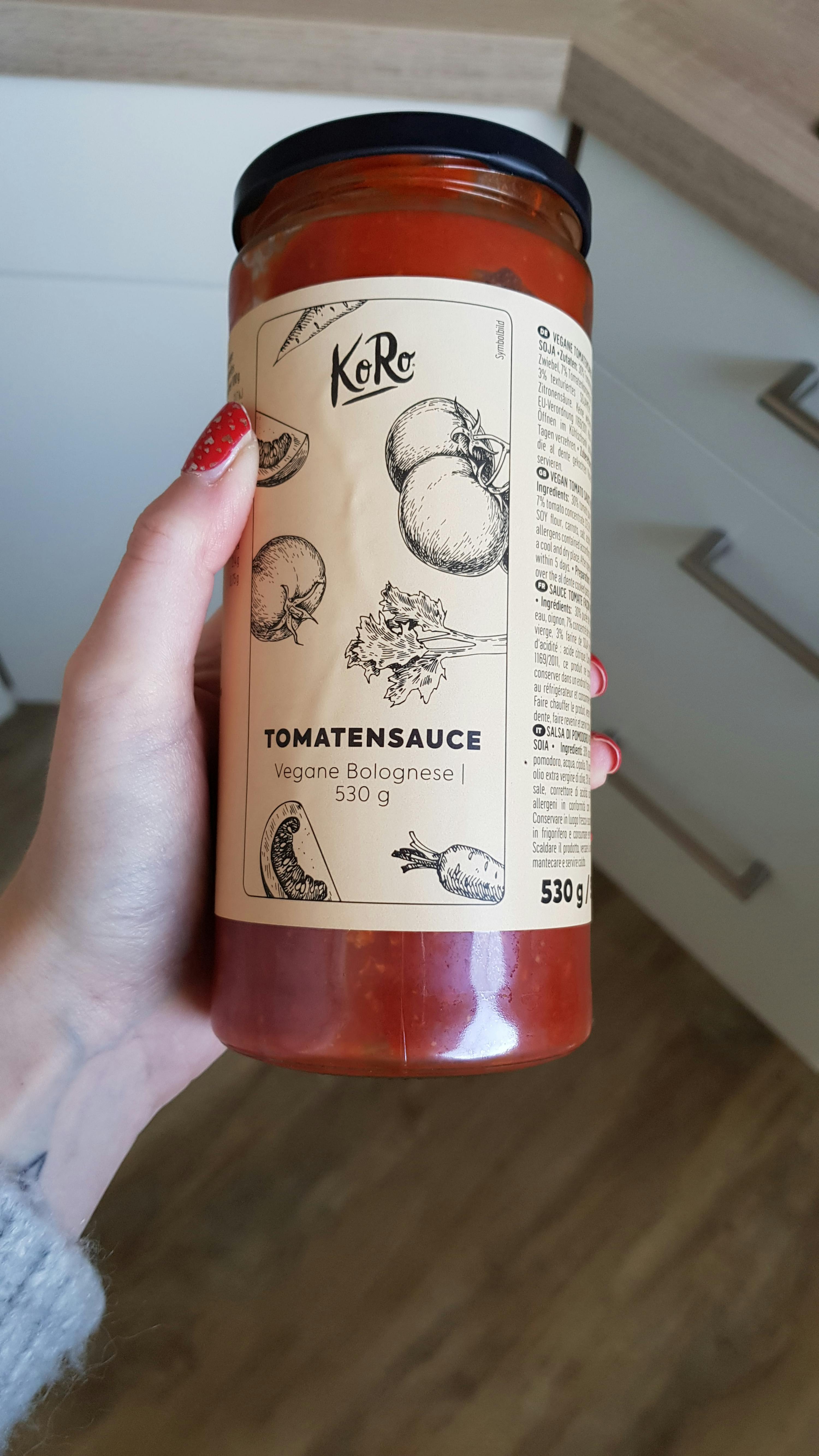 una persona tiene in mano un barattolo di salsa di pomodori