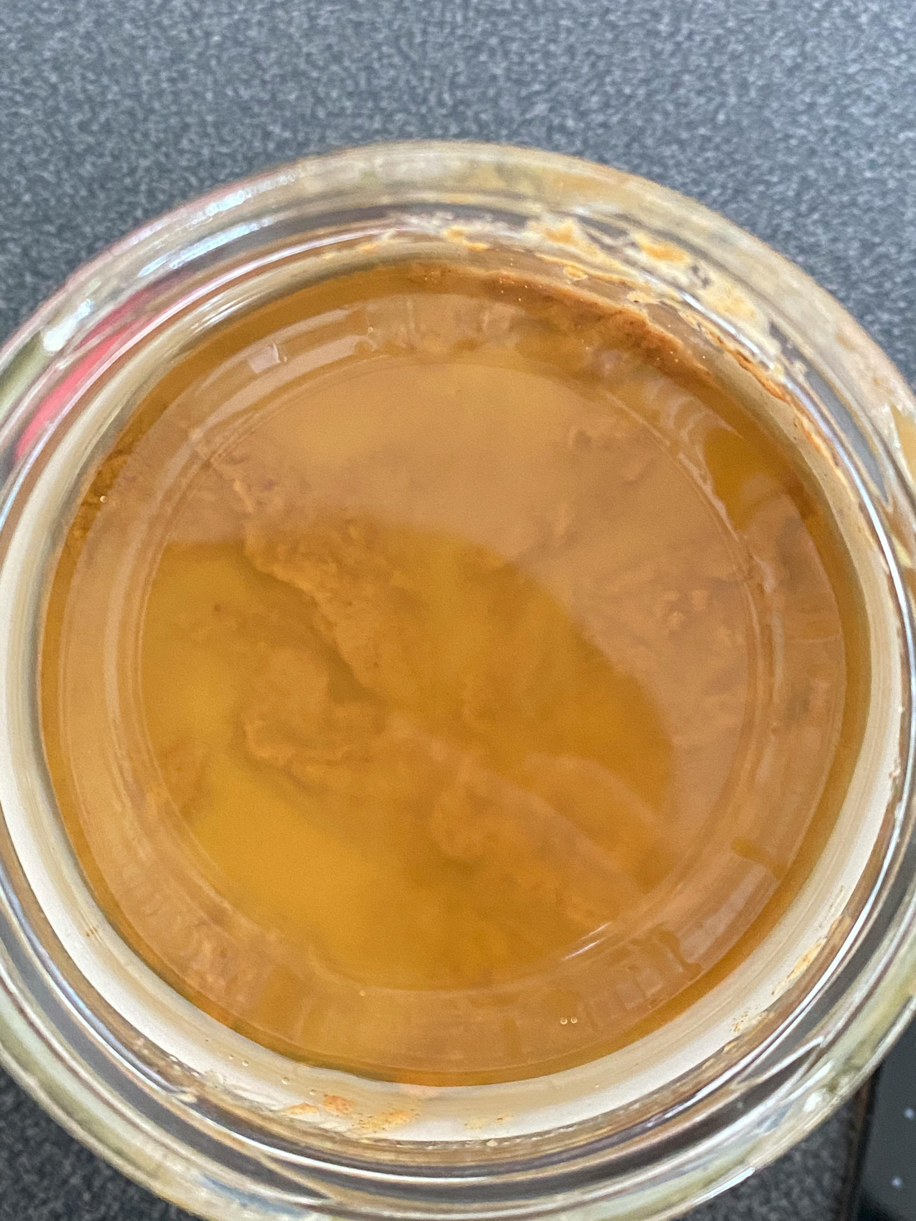 un gros plan d' un bocal en verre rempli de liquide