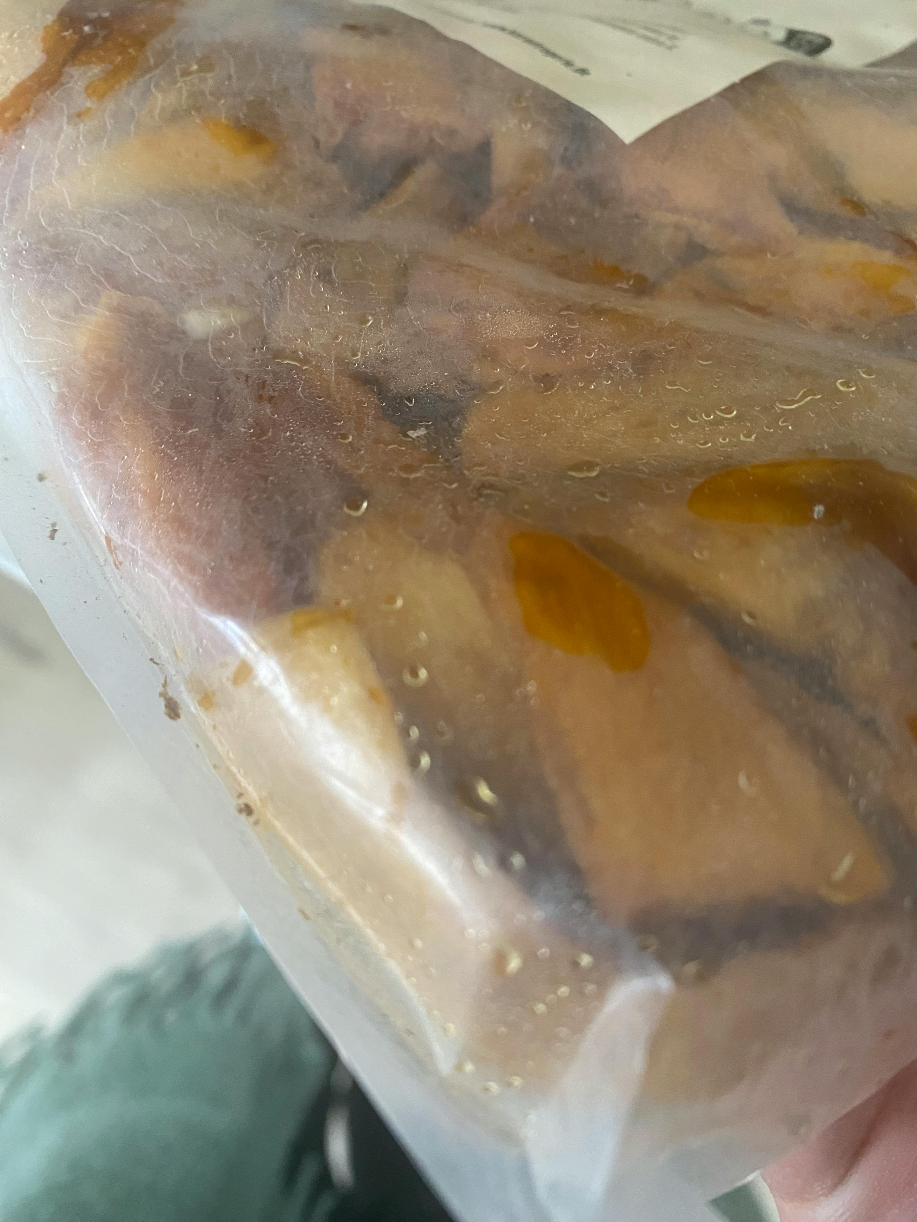 una persona tiene in mano un sacchetto di patatine fritte