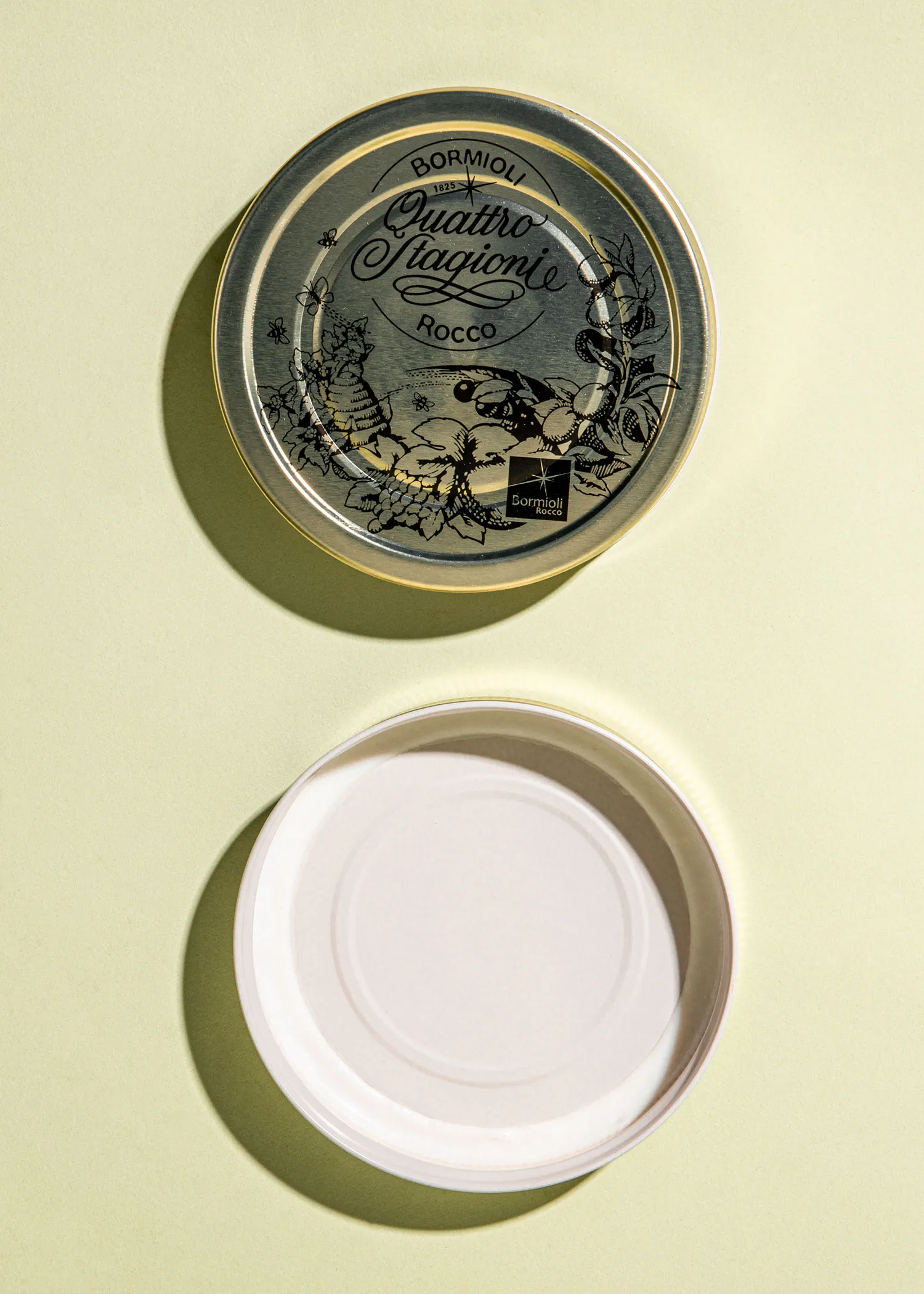 ein geöffneter und ein geschlossener quattro viaggio rocco-Tiegel