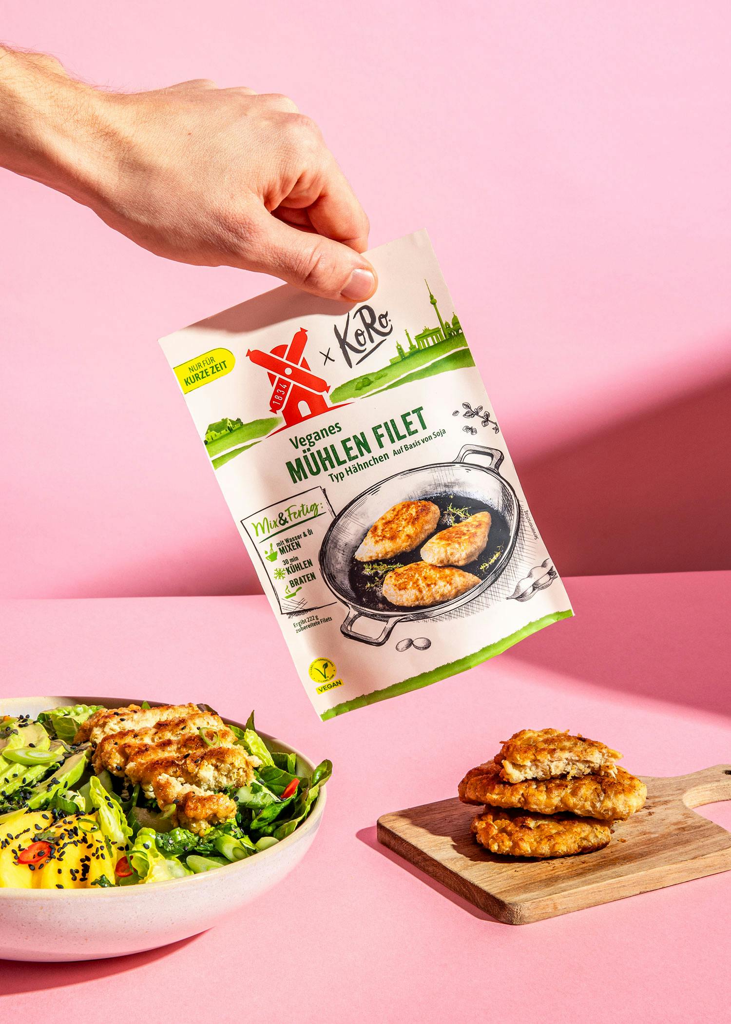 eine Person hält ein Paket mit veganem Hühnerfilet in der Hand