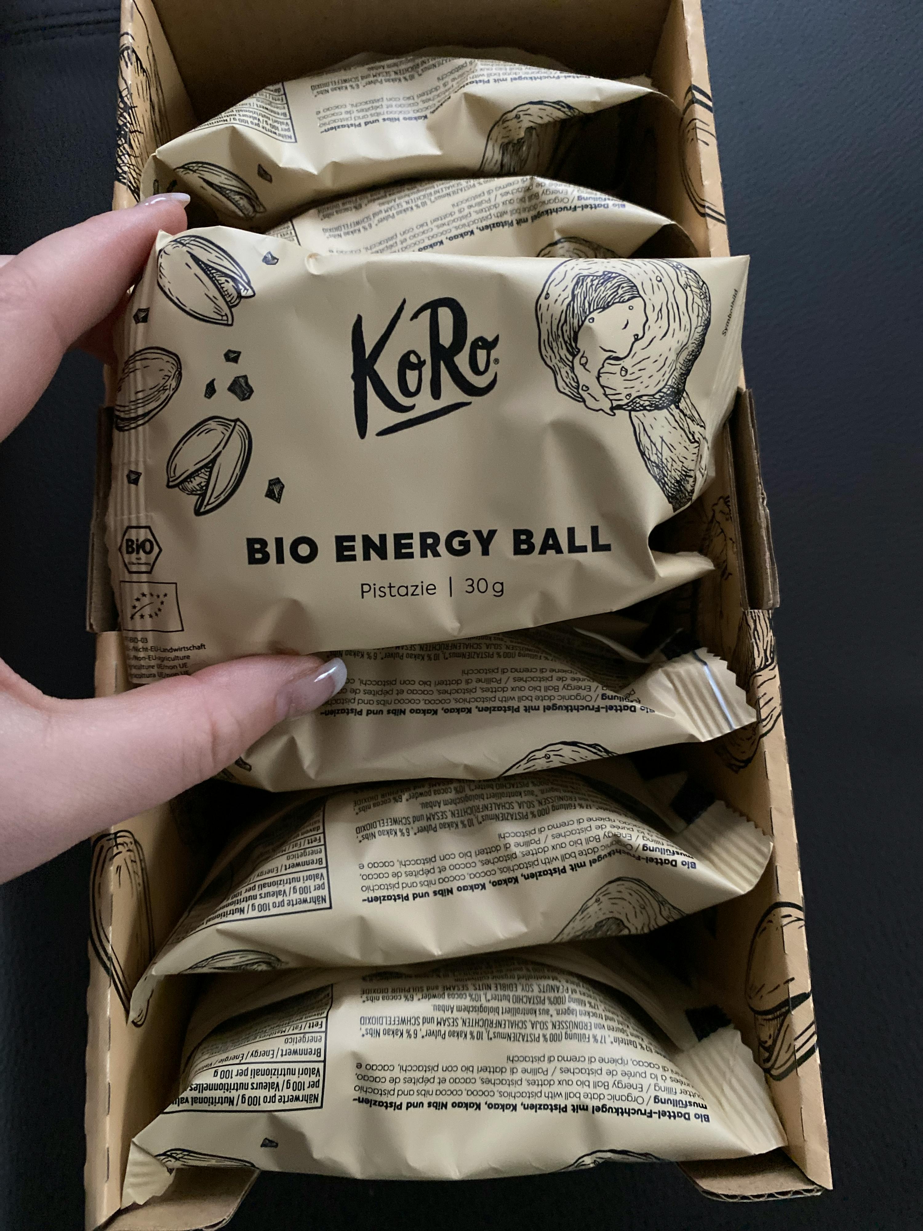 una persona tiene in mano un pacchetto di bio energy ball