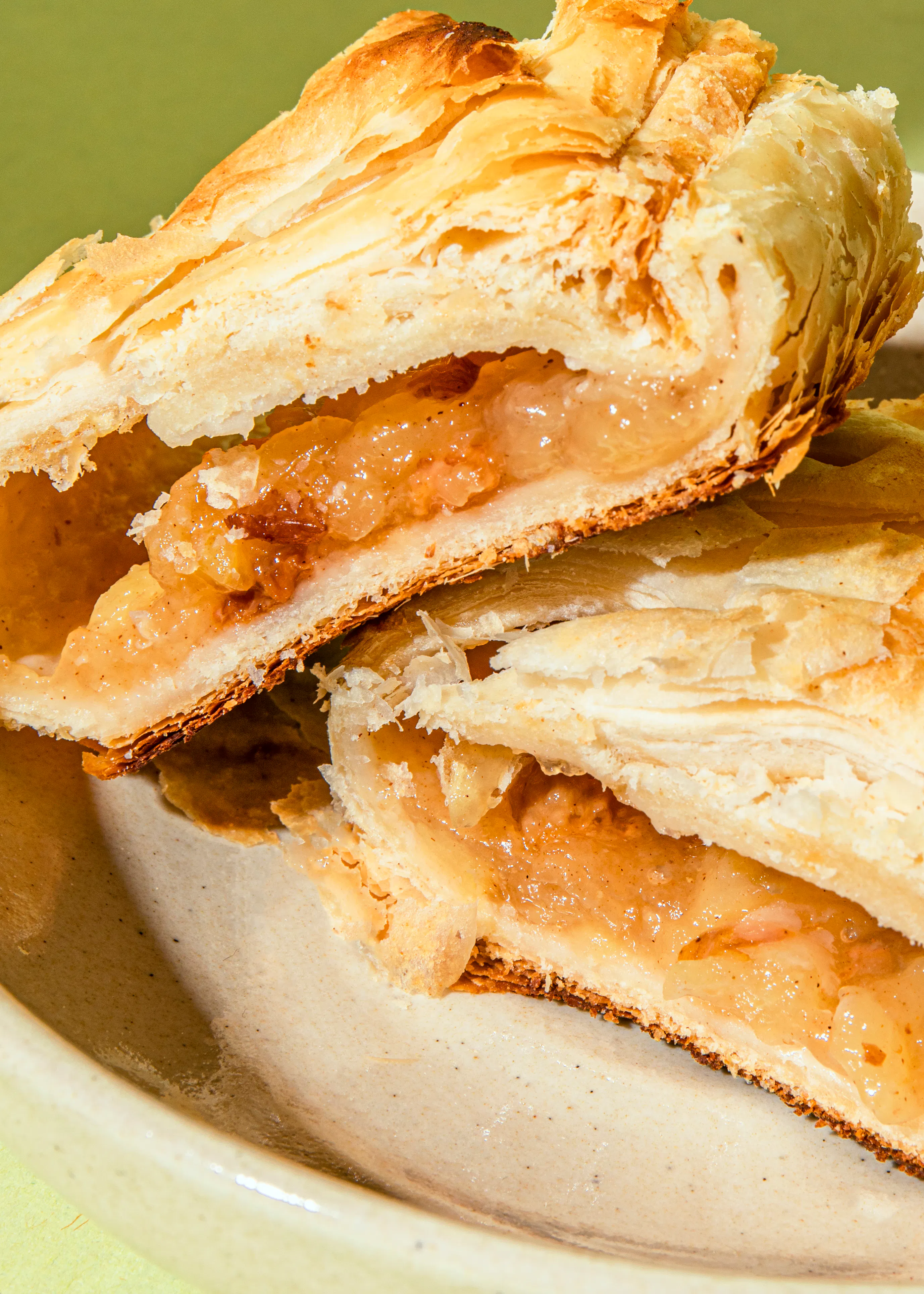 zwei Stück Apfelkuchen auf einem weißen Teller