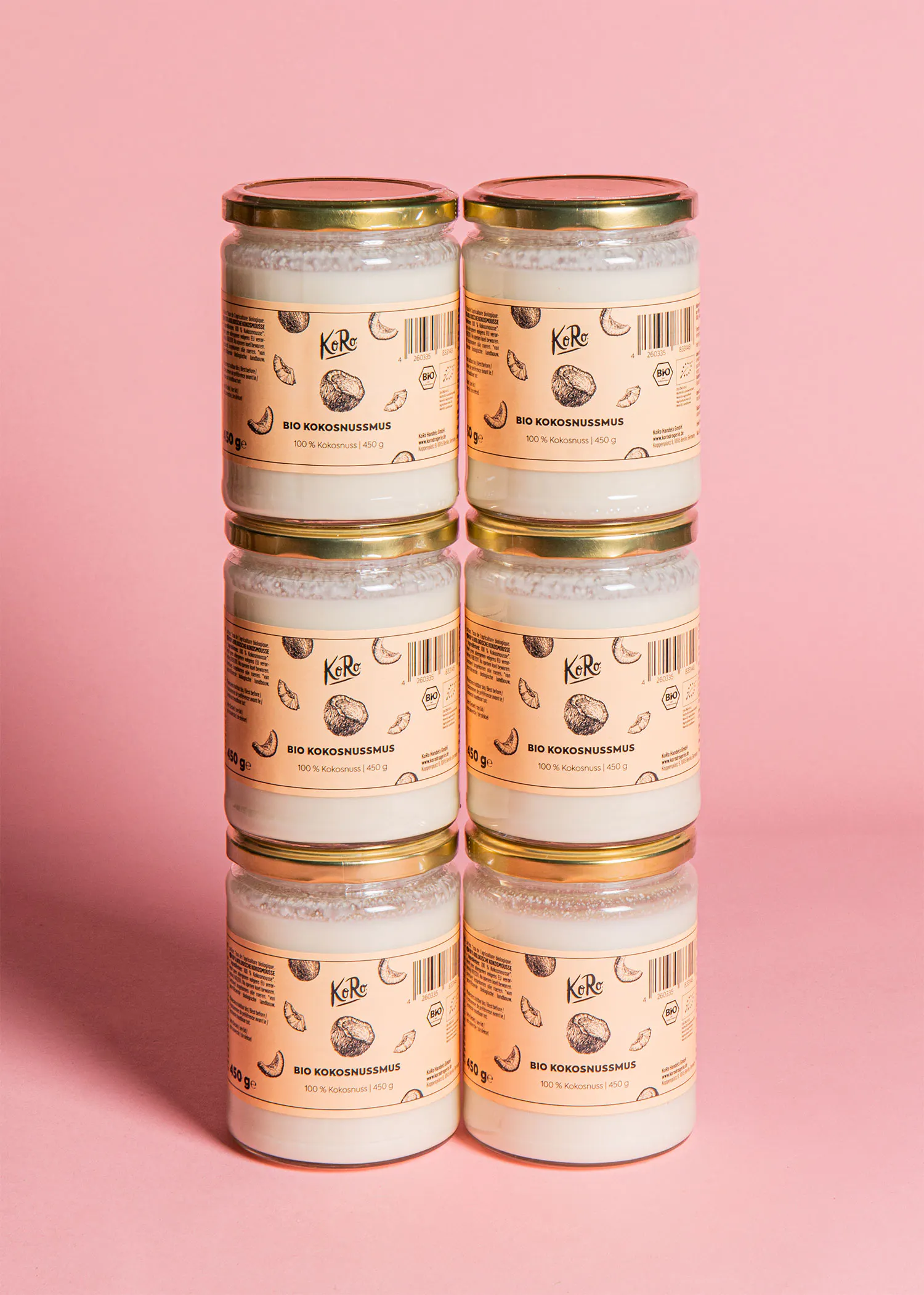 six bocaux empilés les uns sur les autres avec l' étiquette bio kokosnussmus sur eux