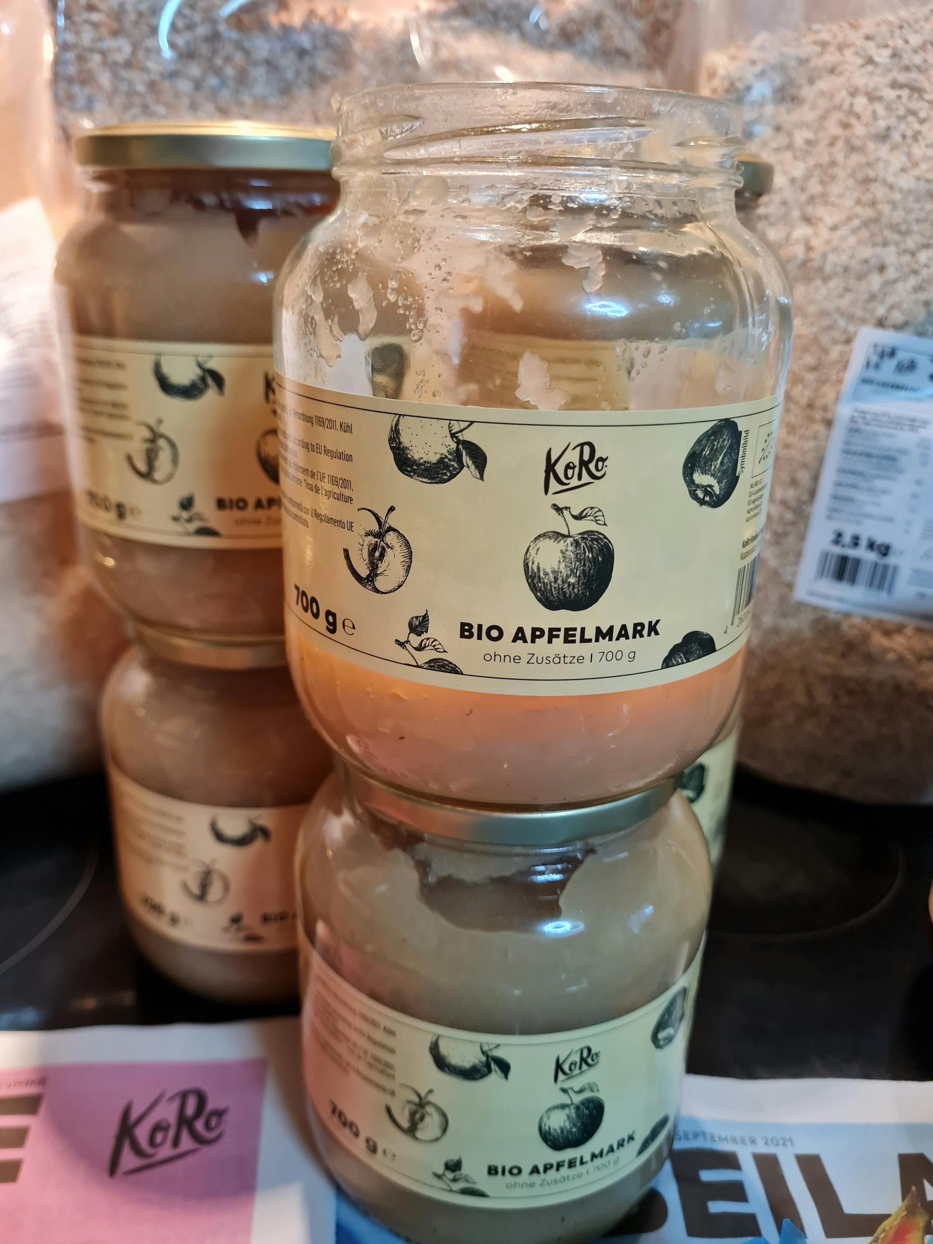 tre barattoli di cibo bio sono impilati uno sopra l' altro