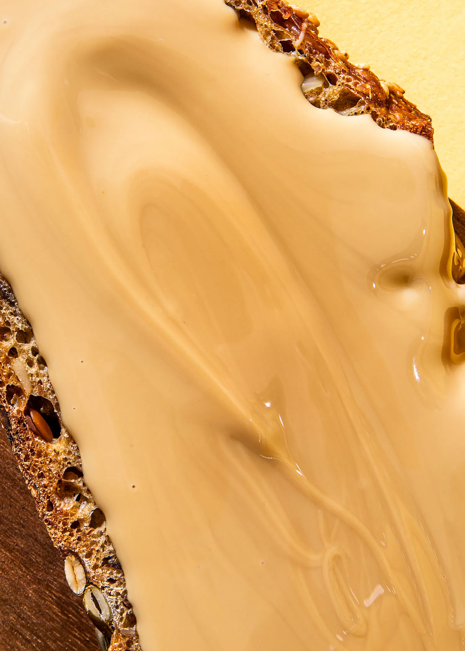 ein Stück Brot mit Erdnussbutter überzogen