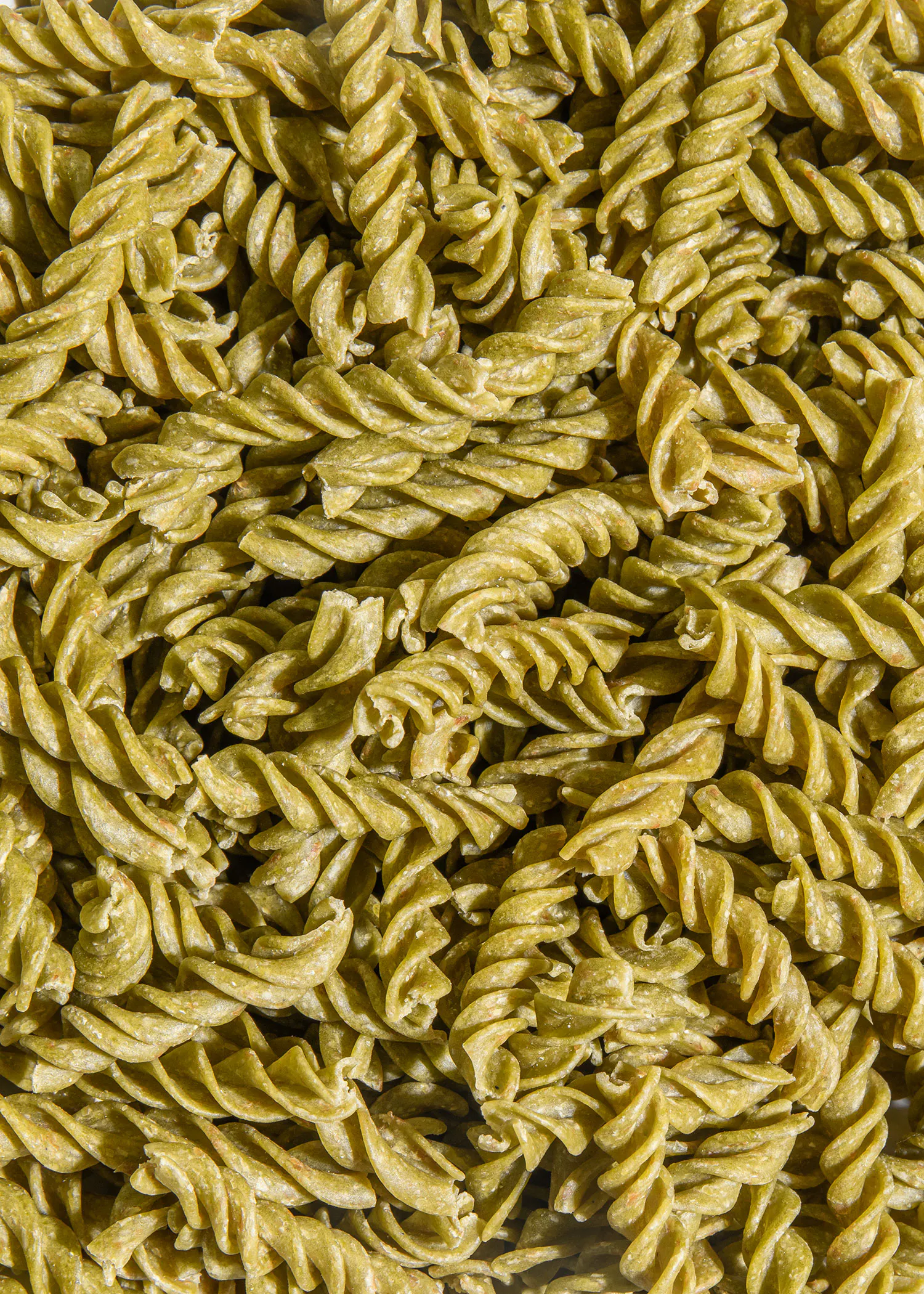 eine Nahaufnahme von grünen Nudeln in einer Schüssel