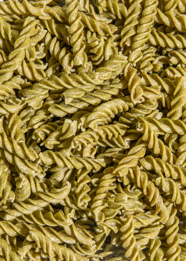 eine Nahaufnahme von grünen Nudeln in einer Schüssel