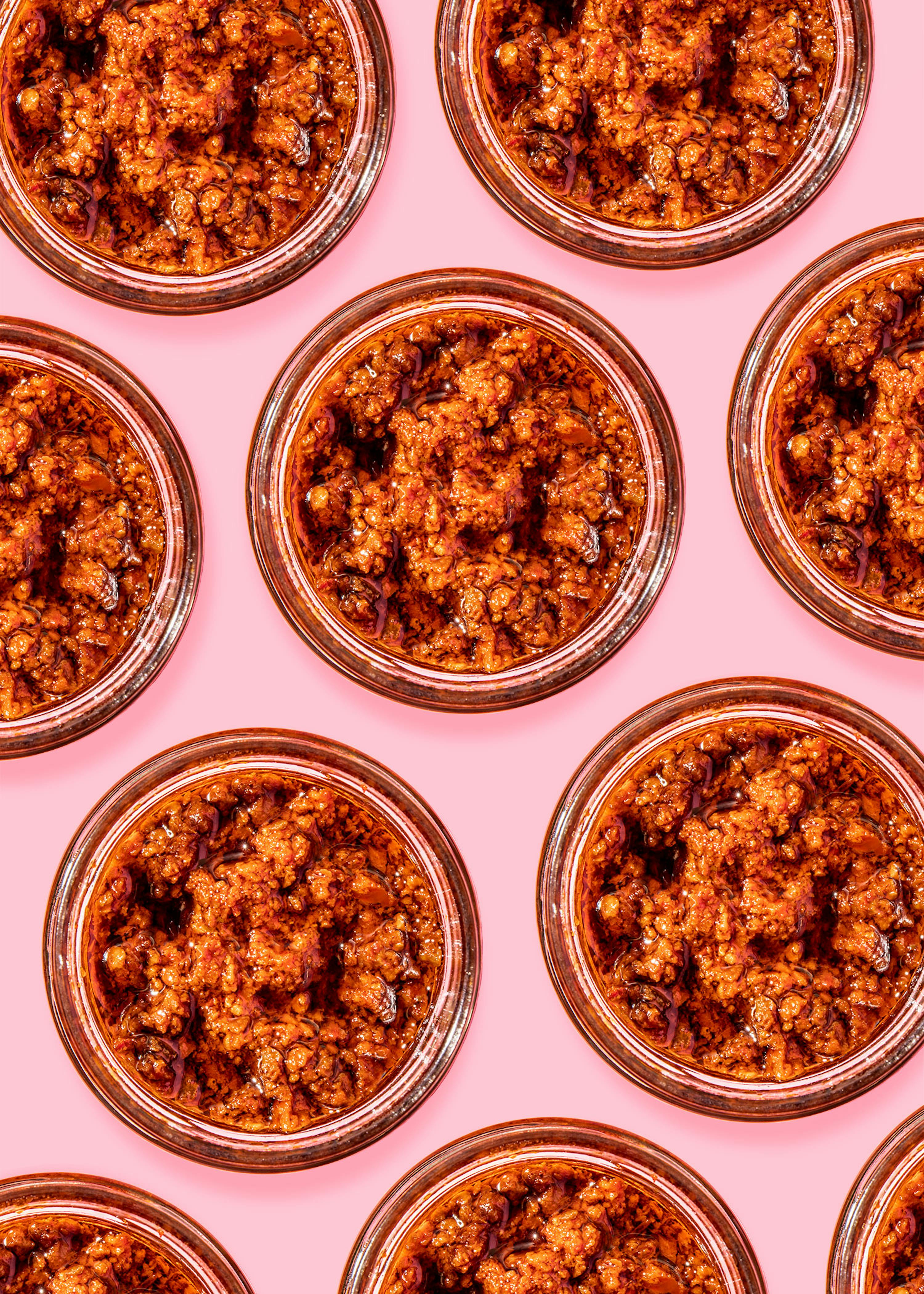 un modello di ciotole di cibo su sfondo rosa