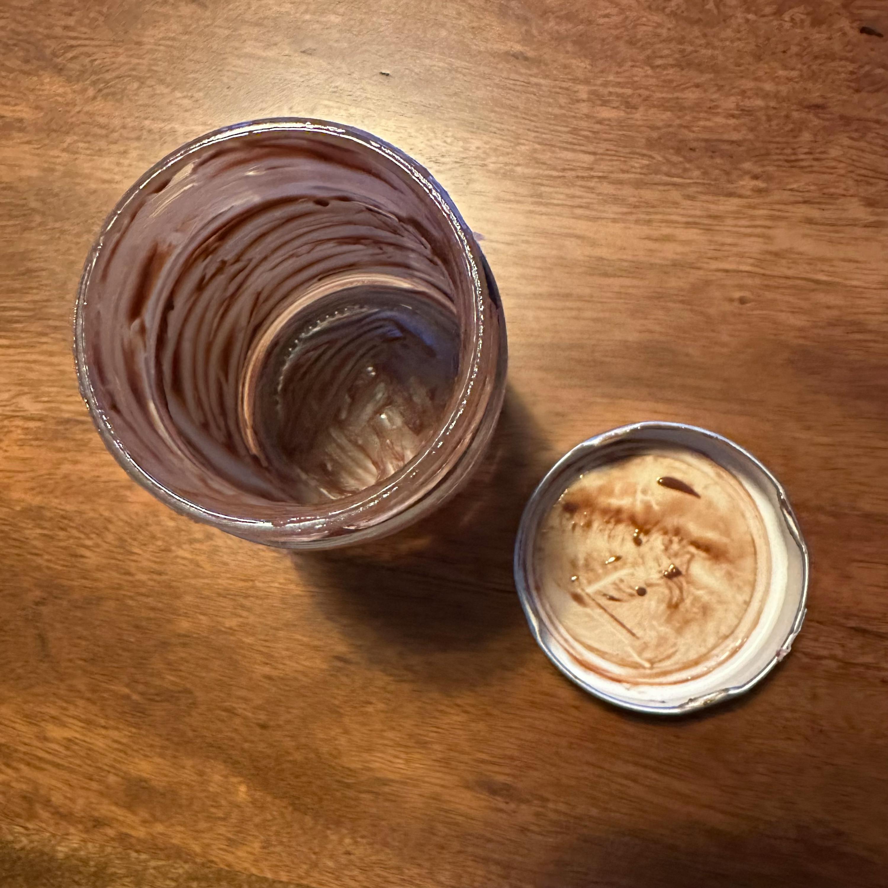 un bocal vide avec un couvercle ouvert sur une table